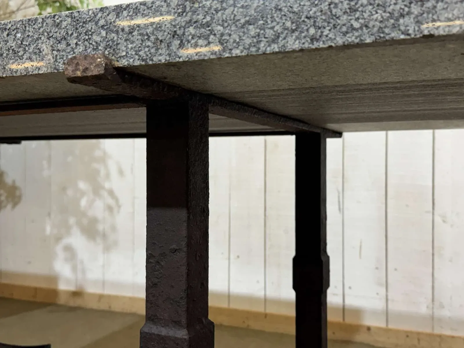 Table en marbre et piétement fonte