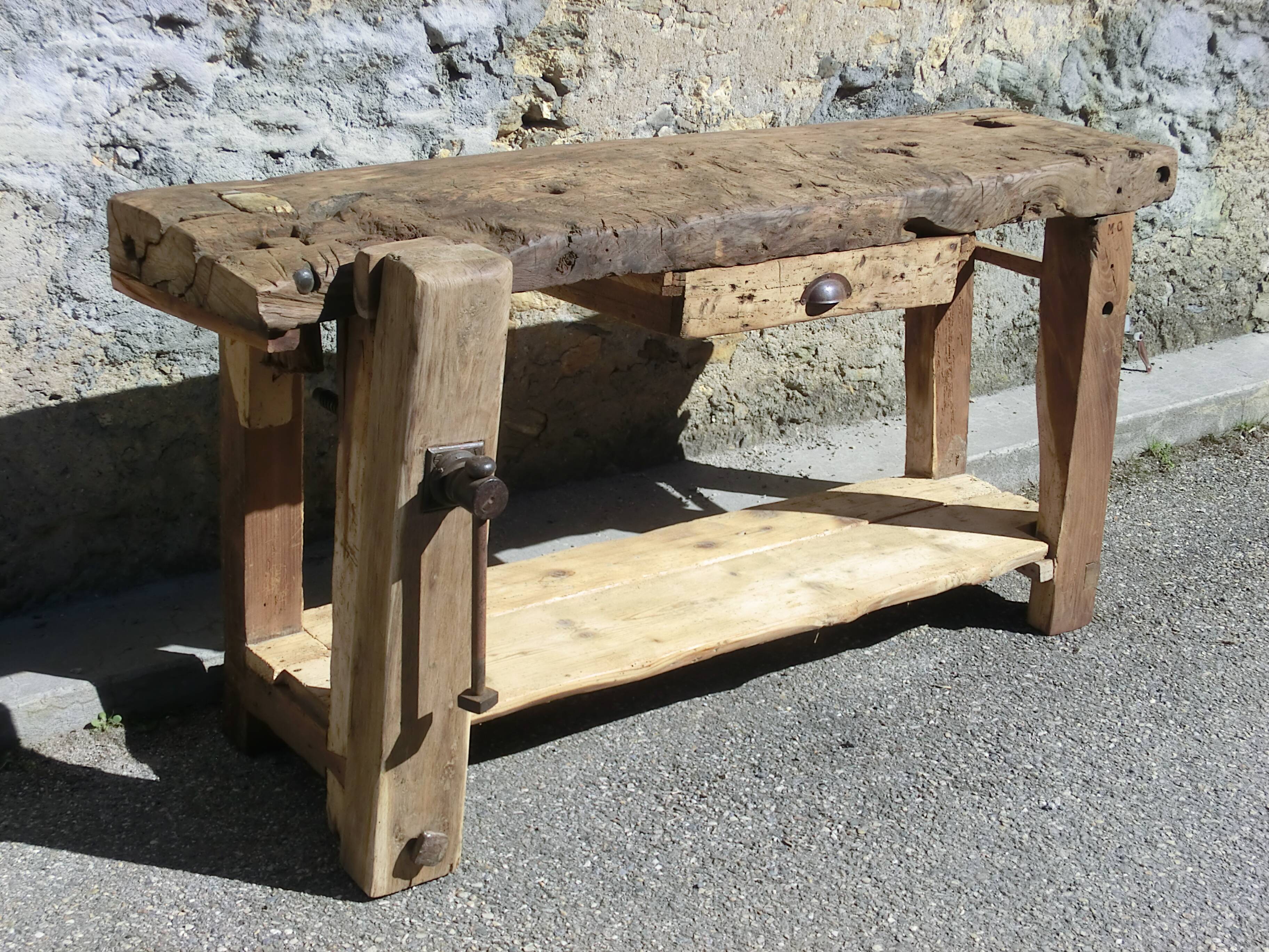 Very old oak carpenter's workbench - A charming piece of trade furniture.