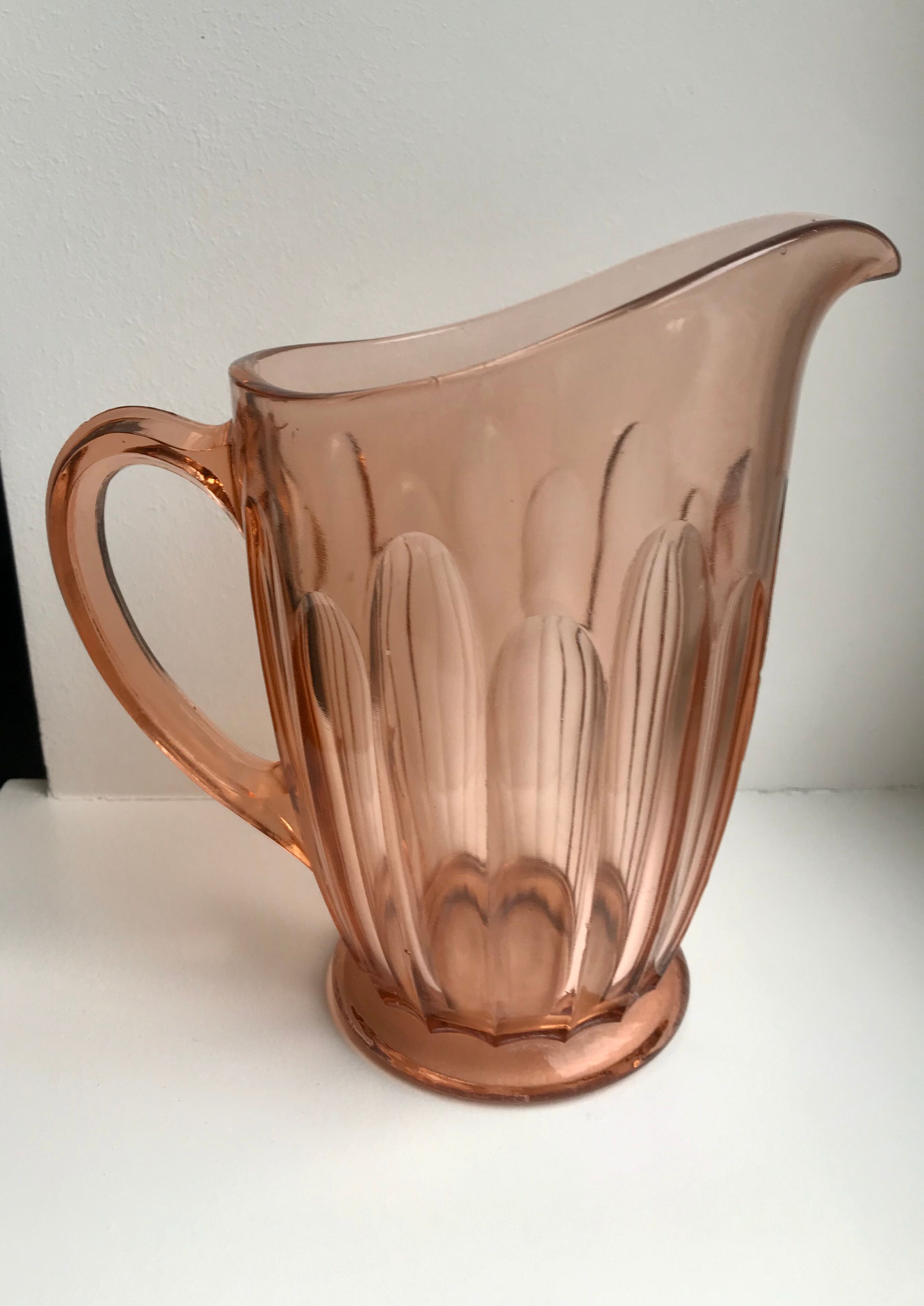 Pink pitcher in molded glass 50s