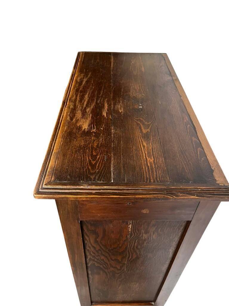 Vitrine vintage en bois sur pieds / étagère
