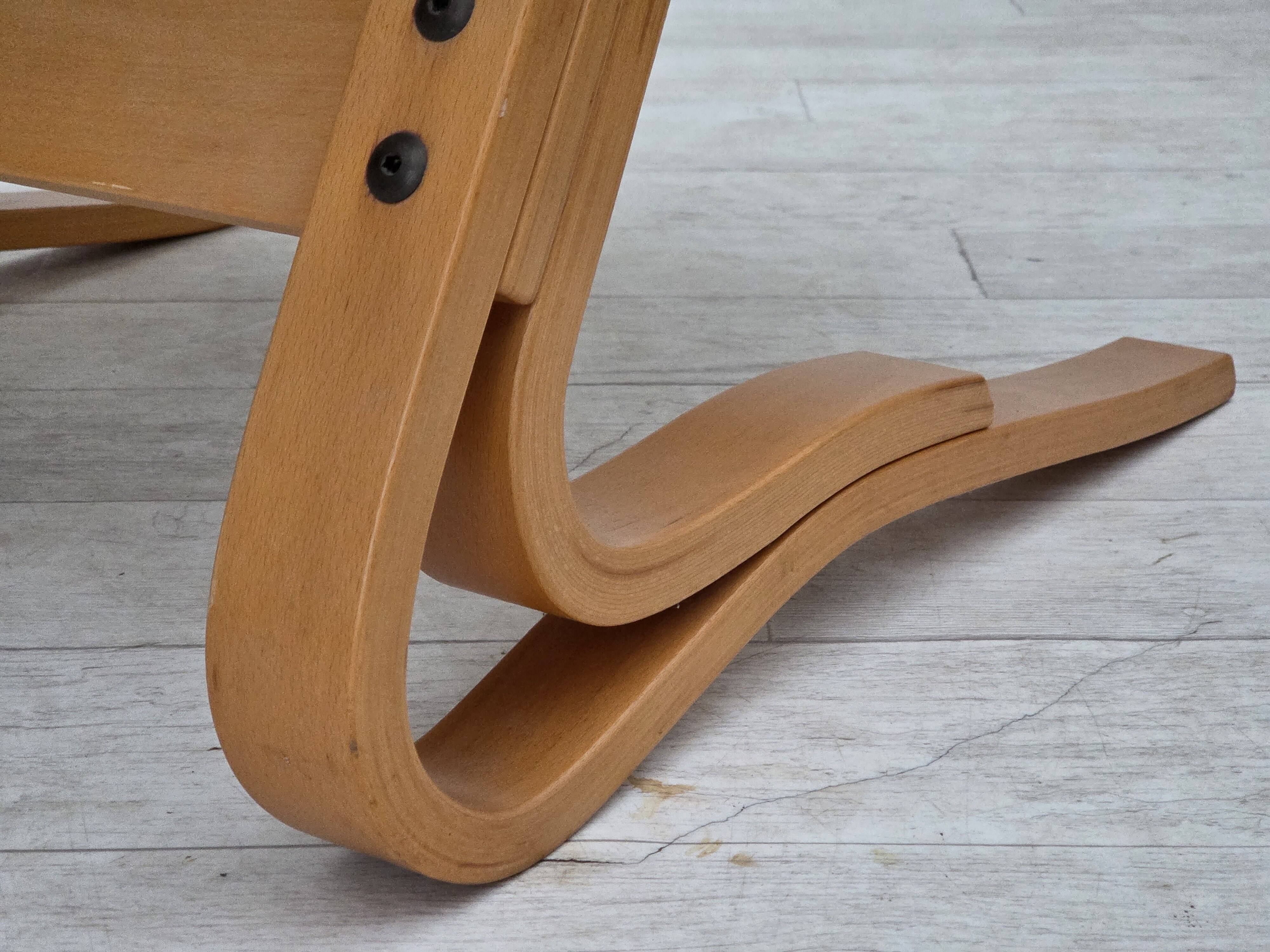 Fauteuil norvégien des années 1970, modèle "Kengu", cuir de meuble.