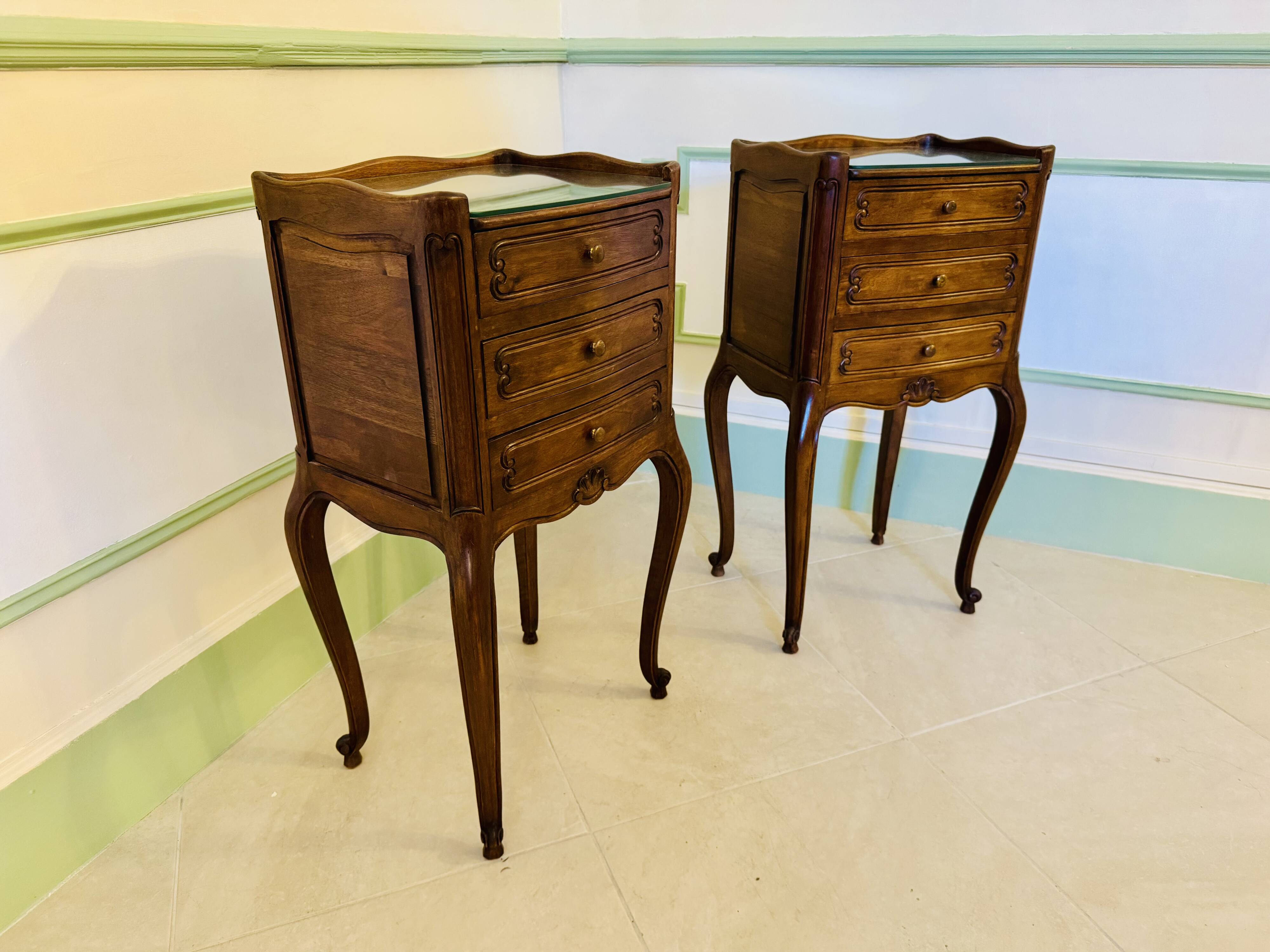 Paire de tables de chevet anciennes