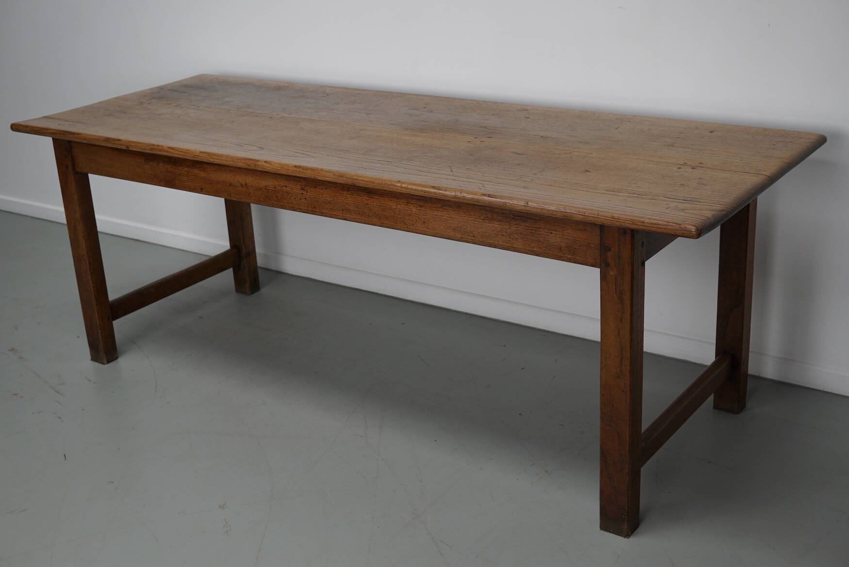 Grande table à manger rustique française du XIXe siècle en orme et chêne