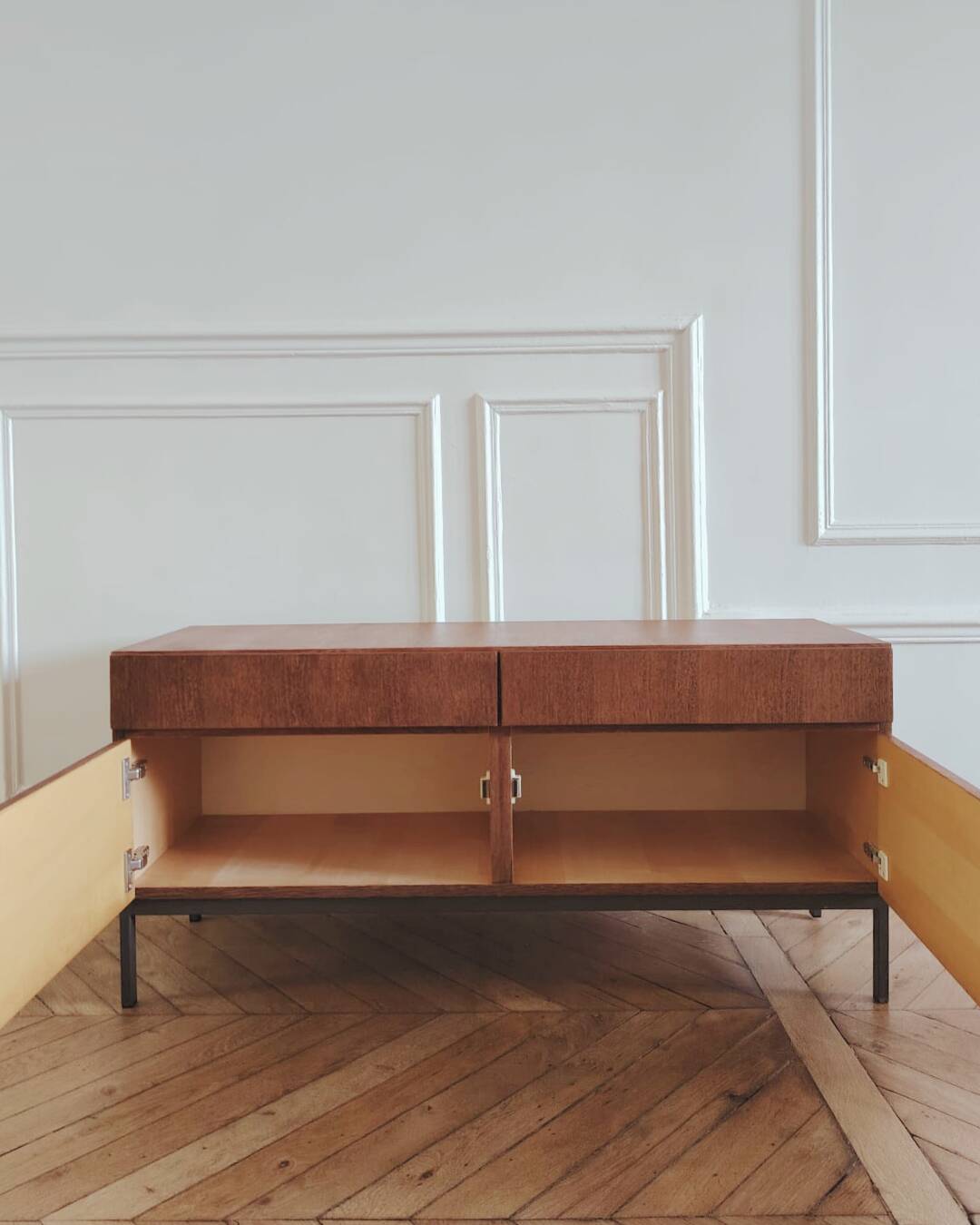 Buffet bas/ Enfilade vintage rénovée, style moderniste, années 60