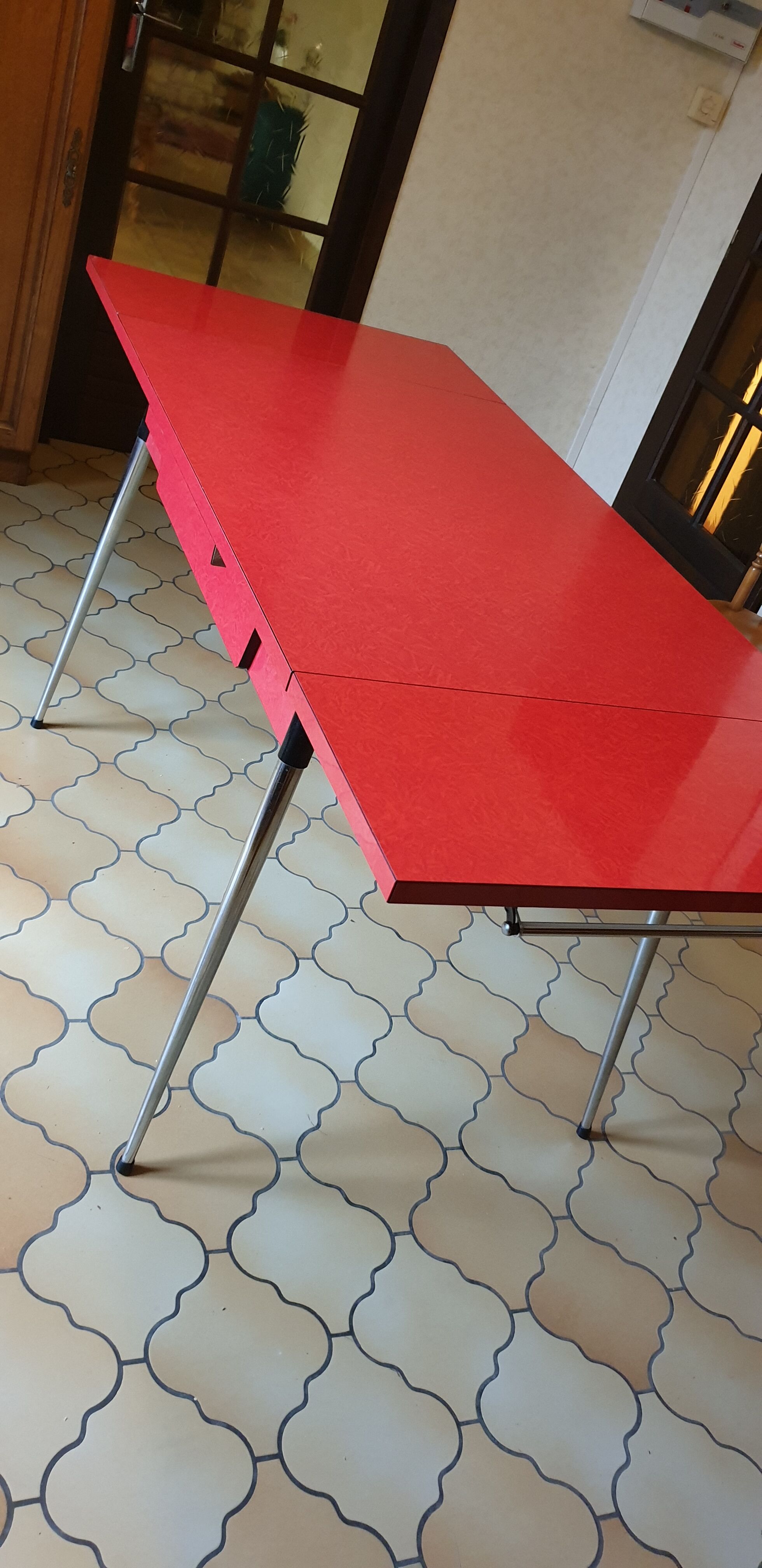 Extendable red formica table