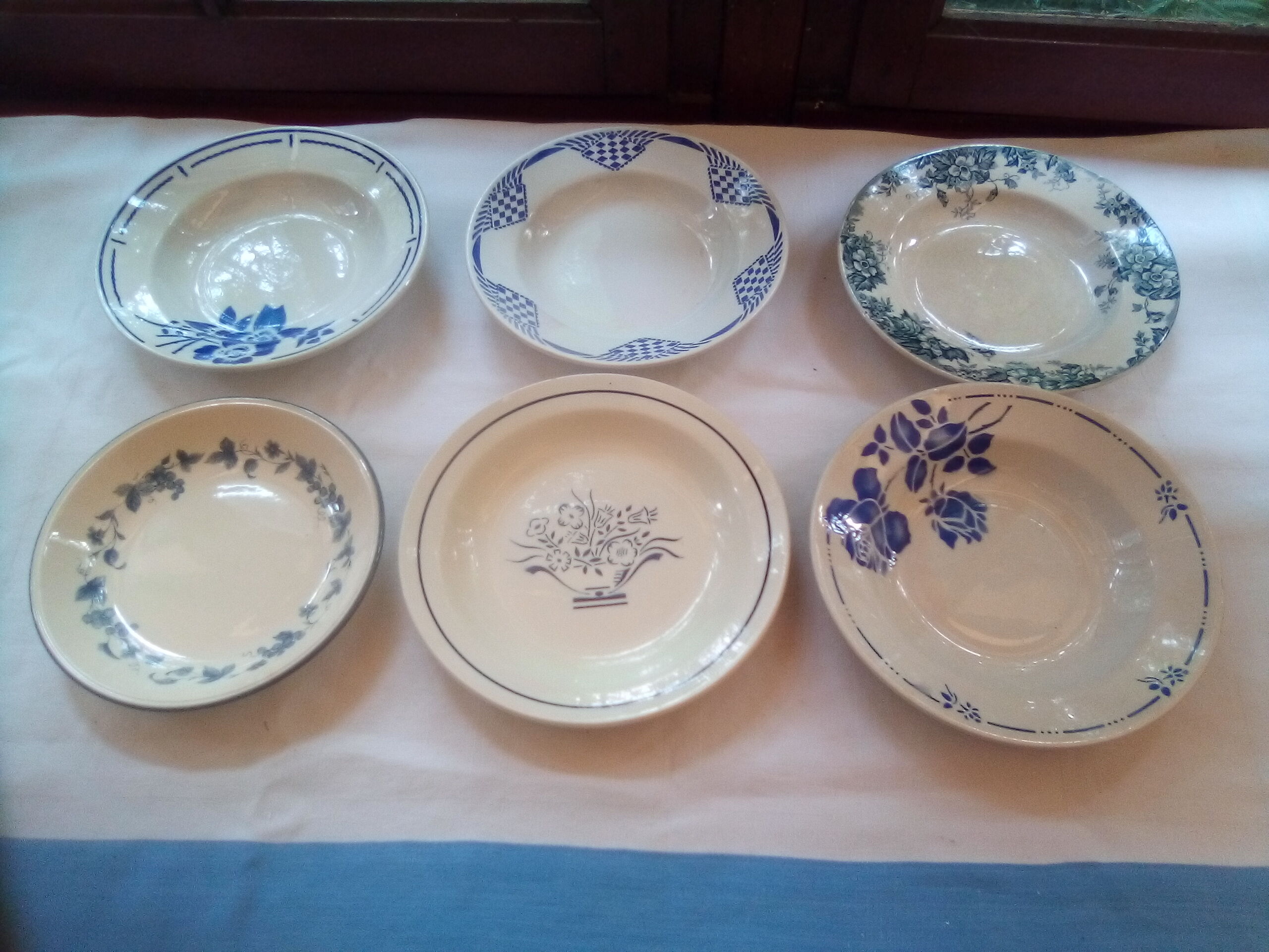 Assorted 18 old blue plates