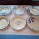 Assortiment de 18 assiettes anciennes bleues