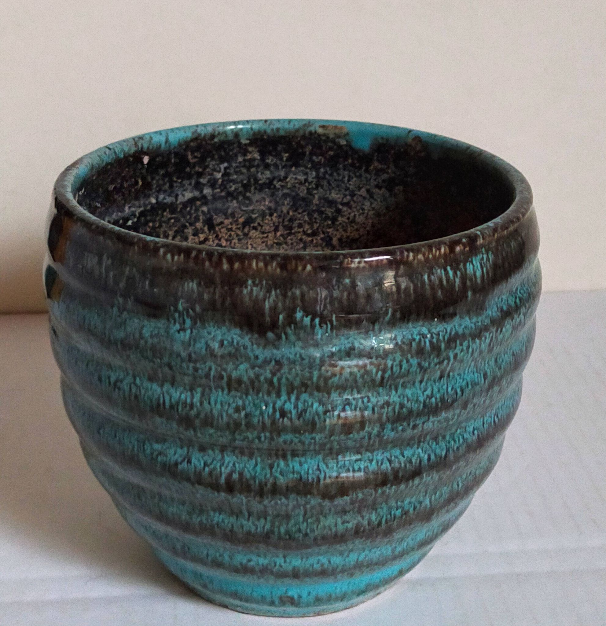 Ceramic planter with speckled enamel gadroons from the 1940s