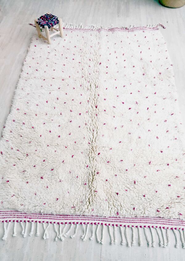 Tapis berbère Béni Ouarain à pois rose fushia et blanc