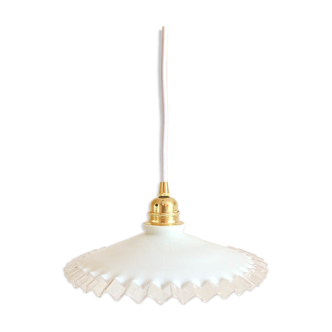 Suspension opaline crénelée