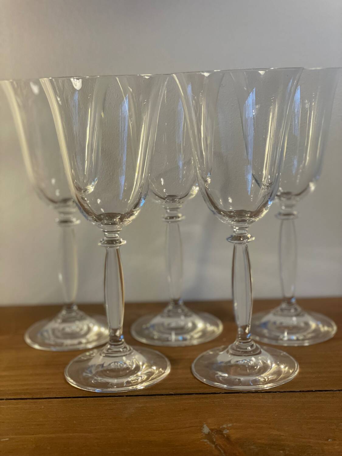 5 large tulip-shaped crystal glasses for wine or water.
