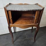 Table de chevet à rideau style Louis XV en merisier