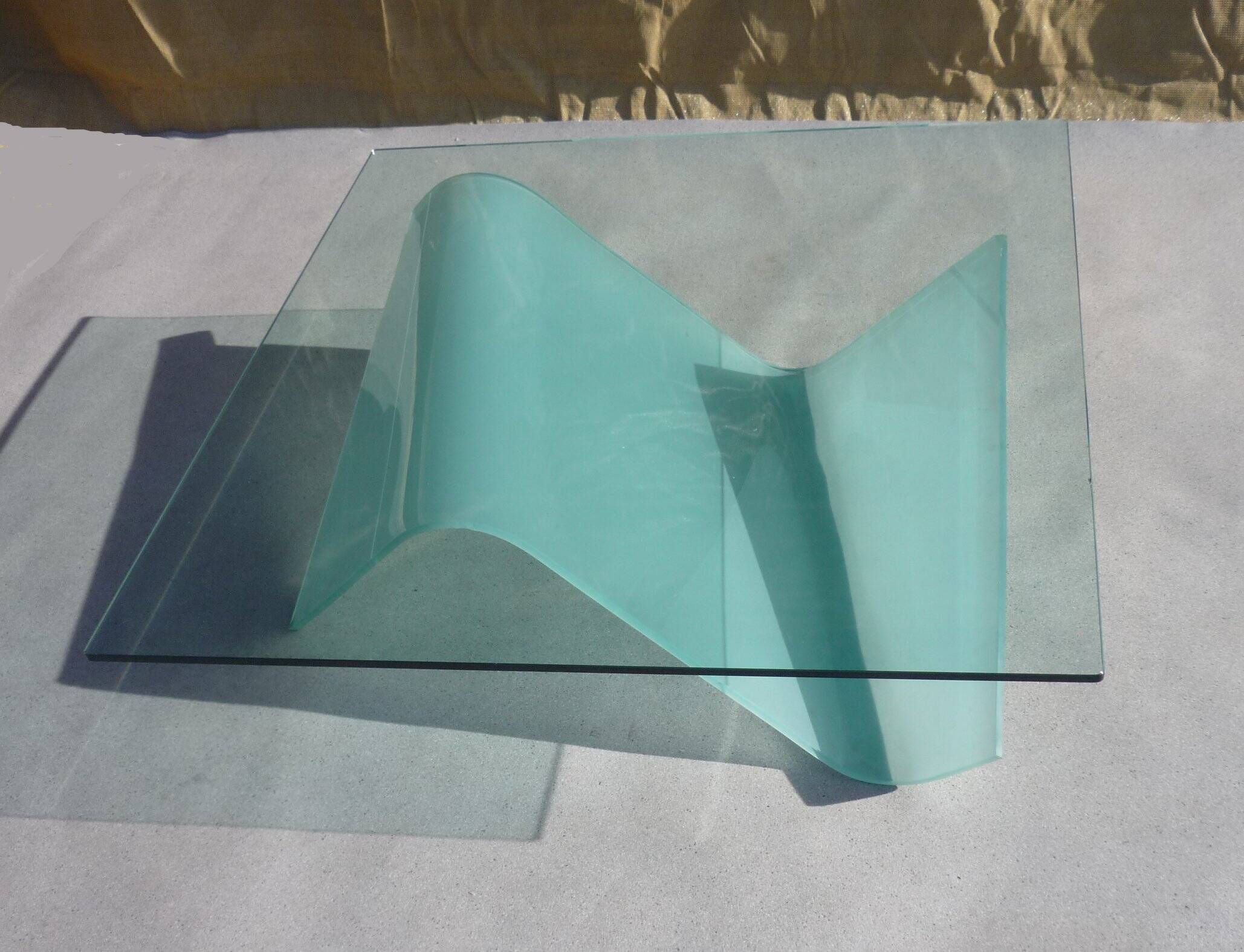 Table "sail" in curved glass by Dietmar Joester