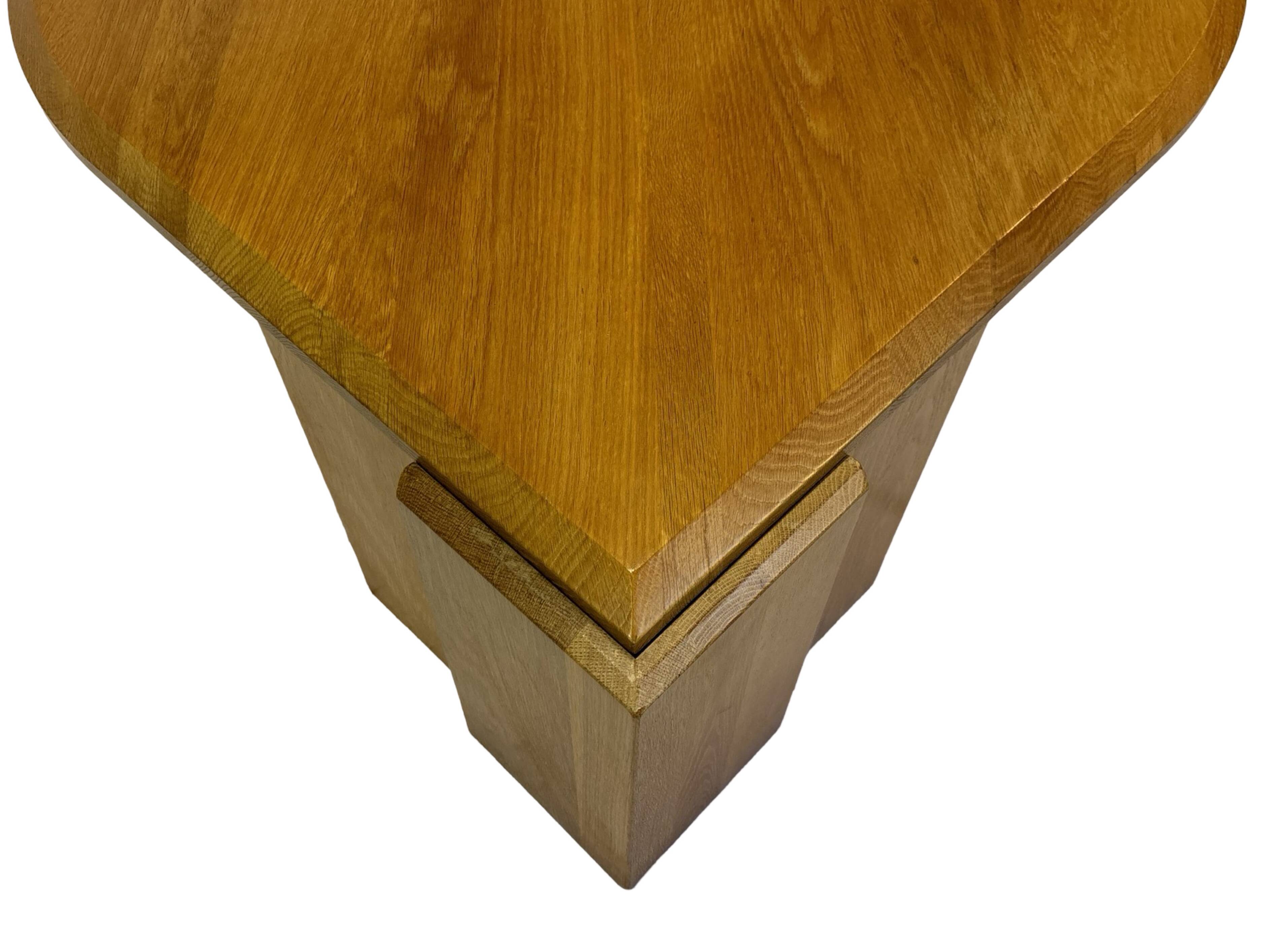 Table basse vintage en forme de larme wabi sabi brutaliste en chêne massif