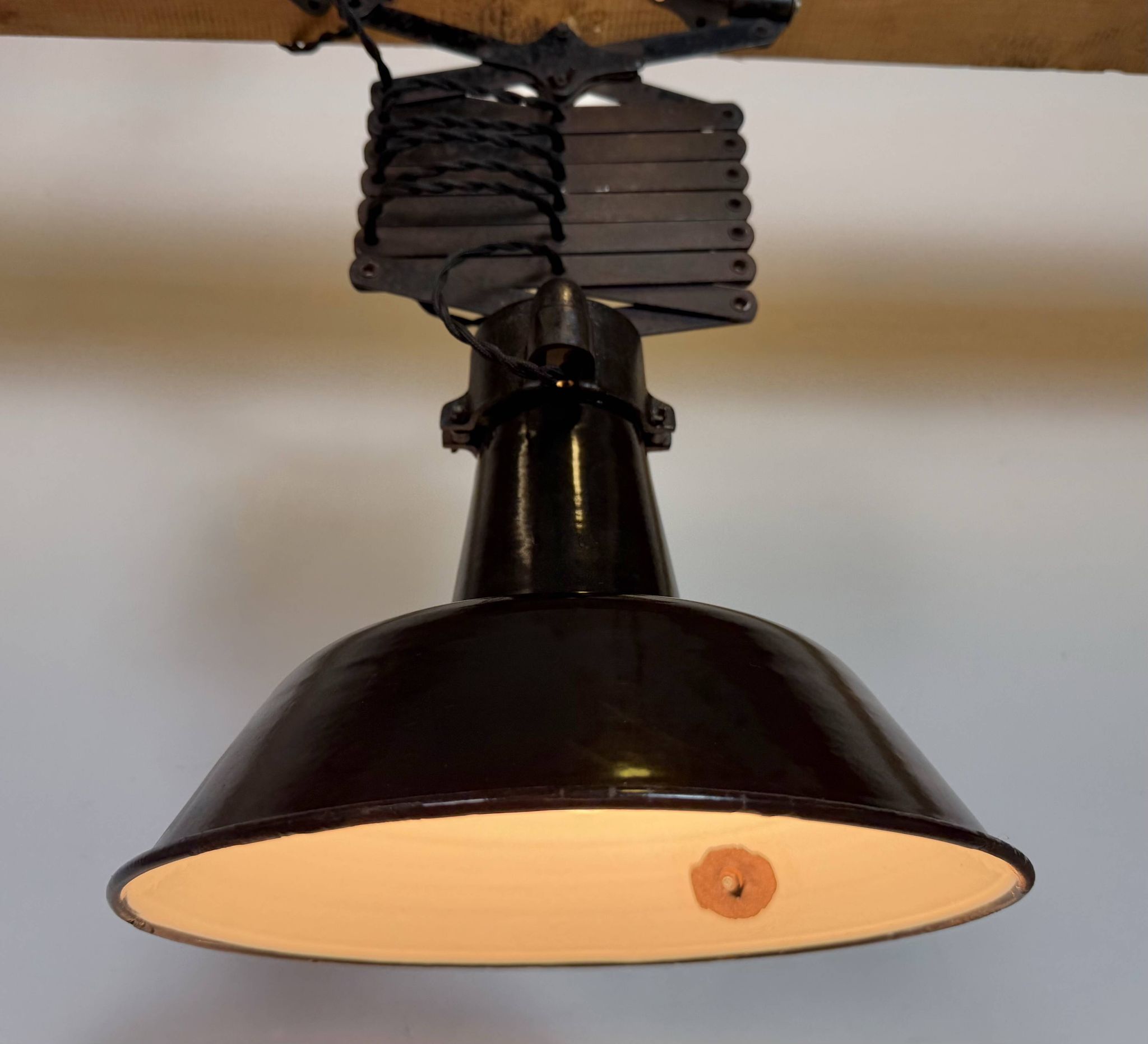 Lampe de plafond industrielle en émail noir à forme de ciseaux, années 1930