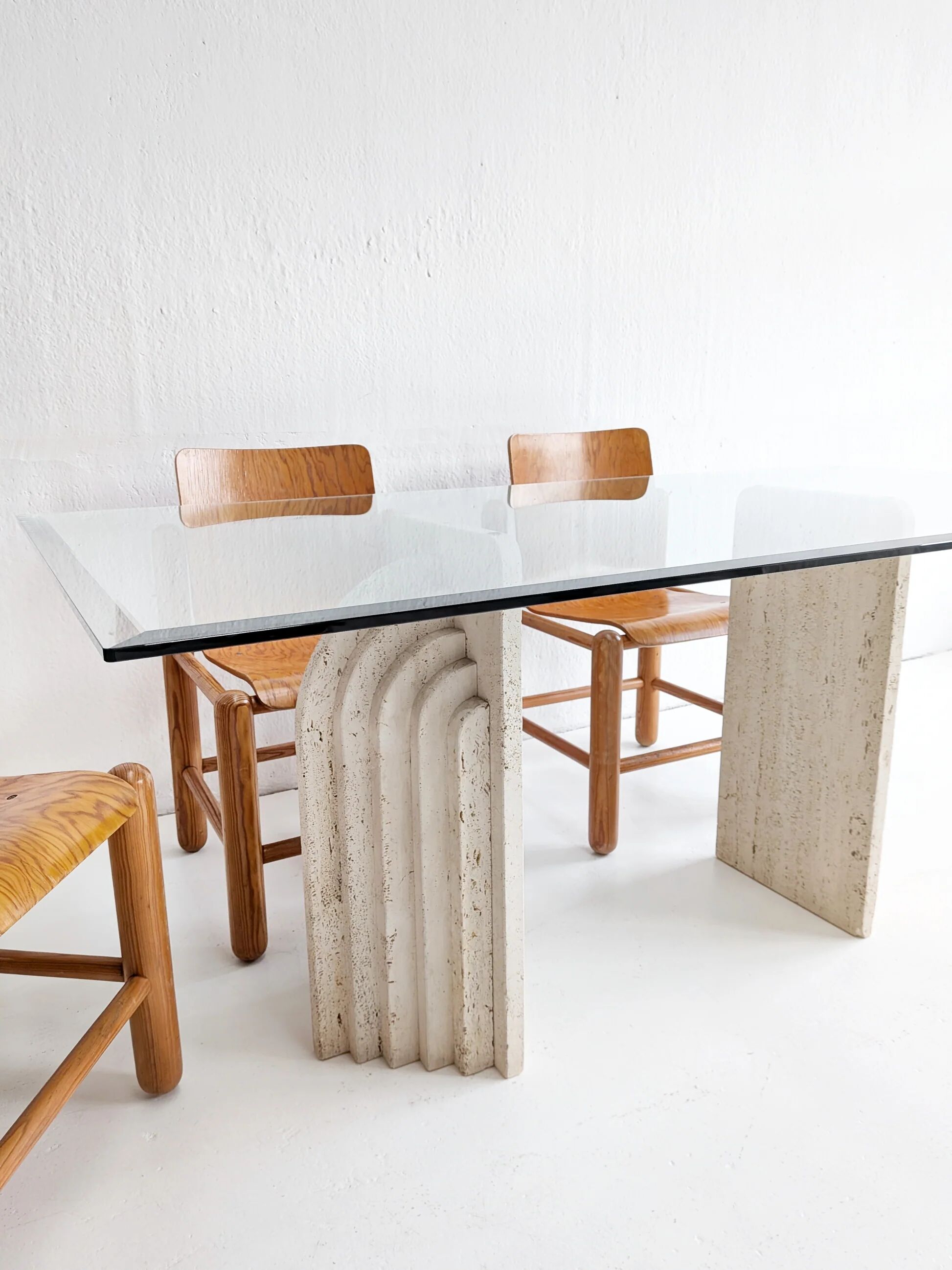 Dining table in travertine and glass with sculpted legs, 1970s.