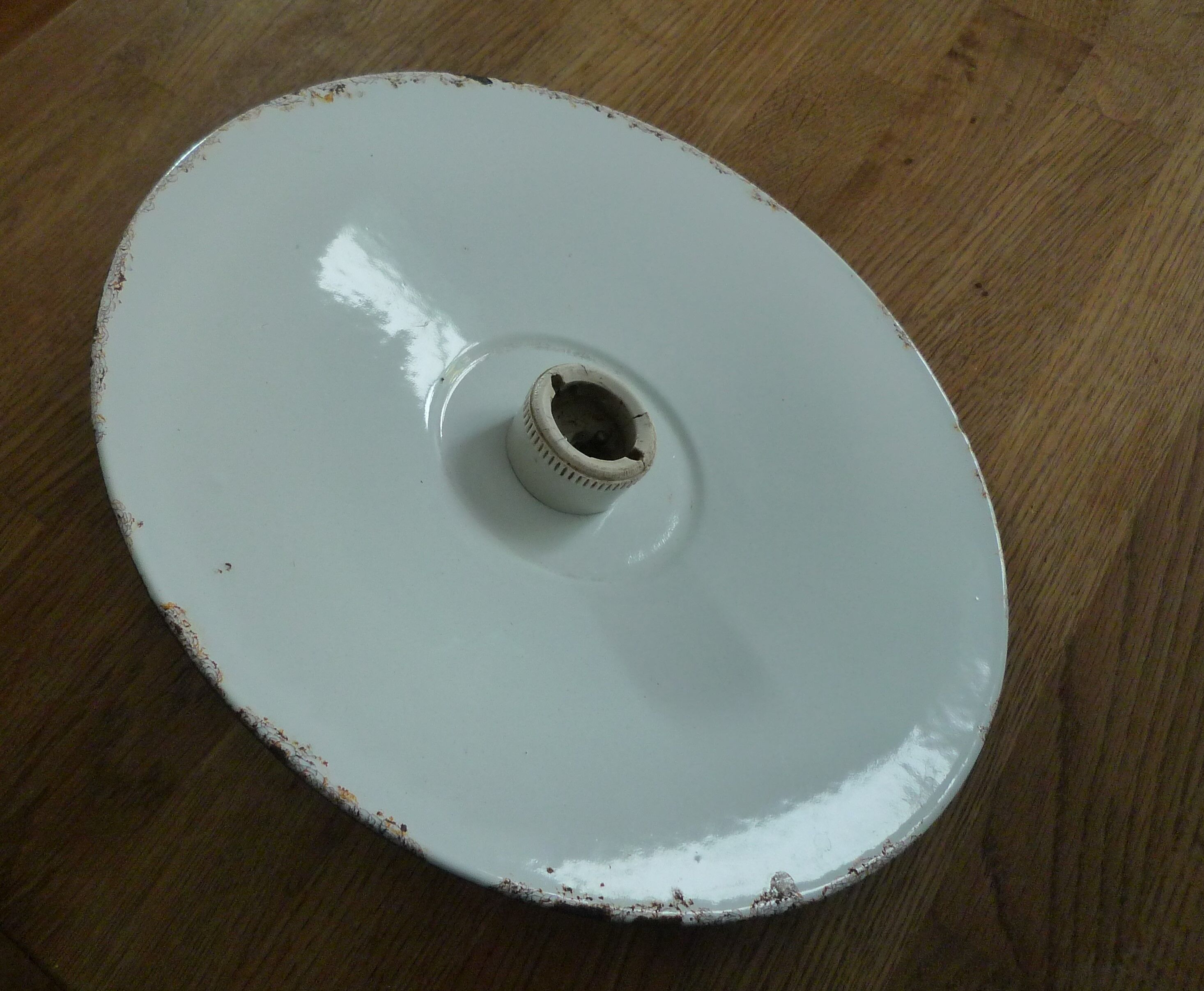 Old suspension in black enamelled sheet metal and porcelain socket to hang