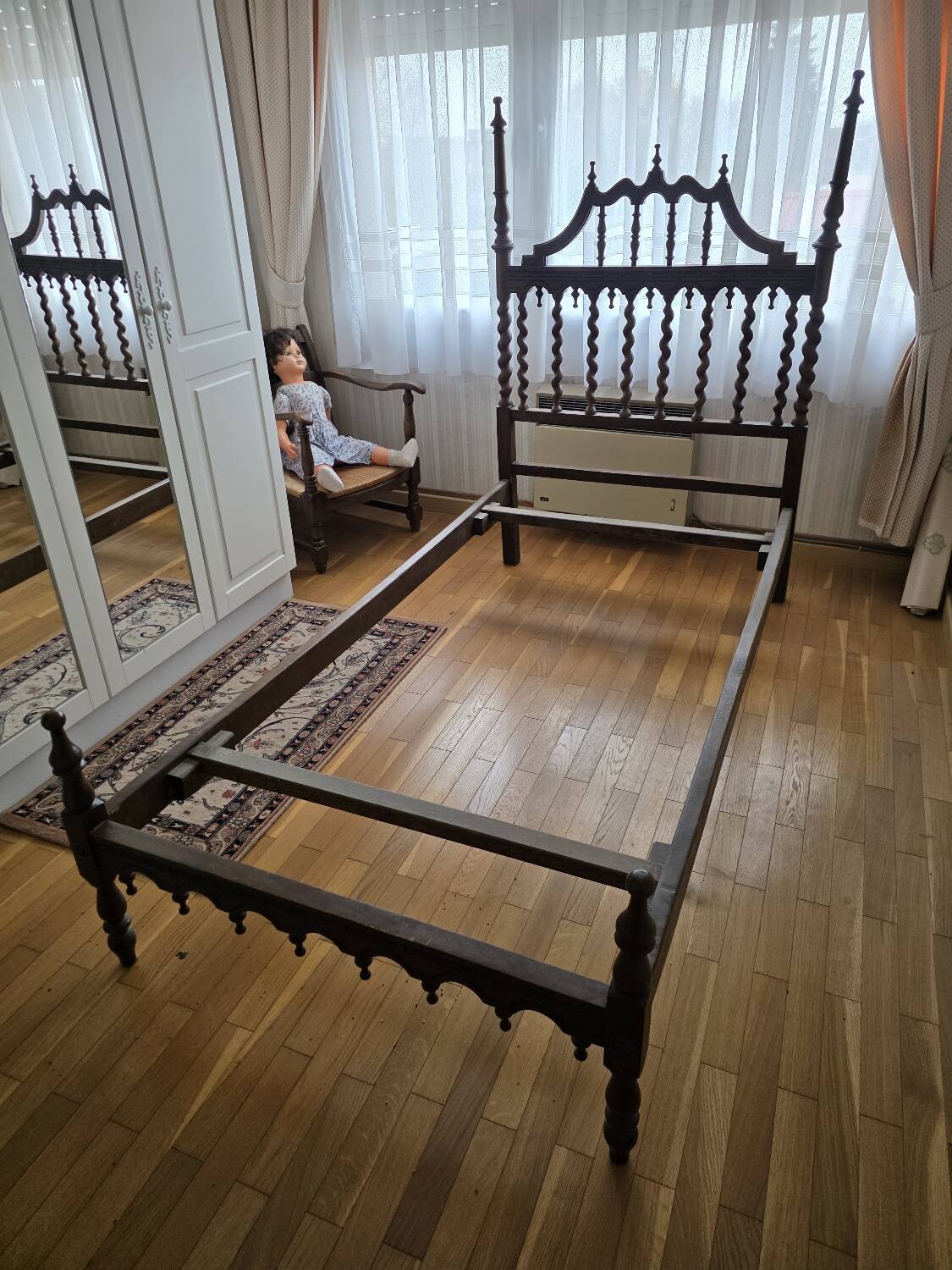 Paire de lits en bois sculpté