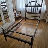 Paire de lits en bois sculpté