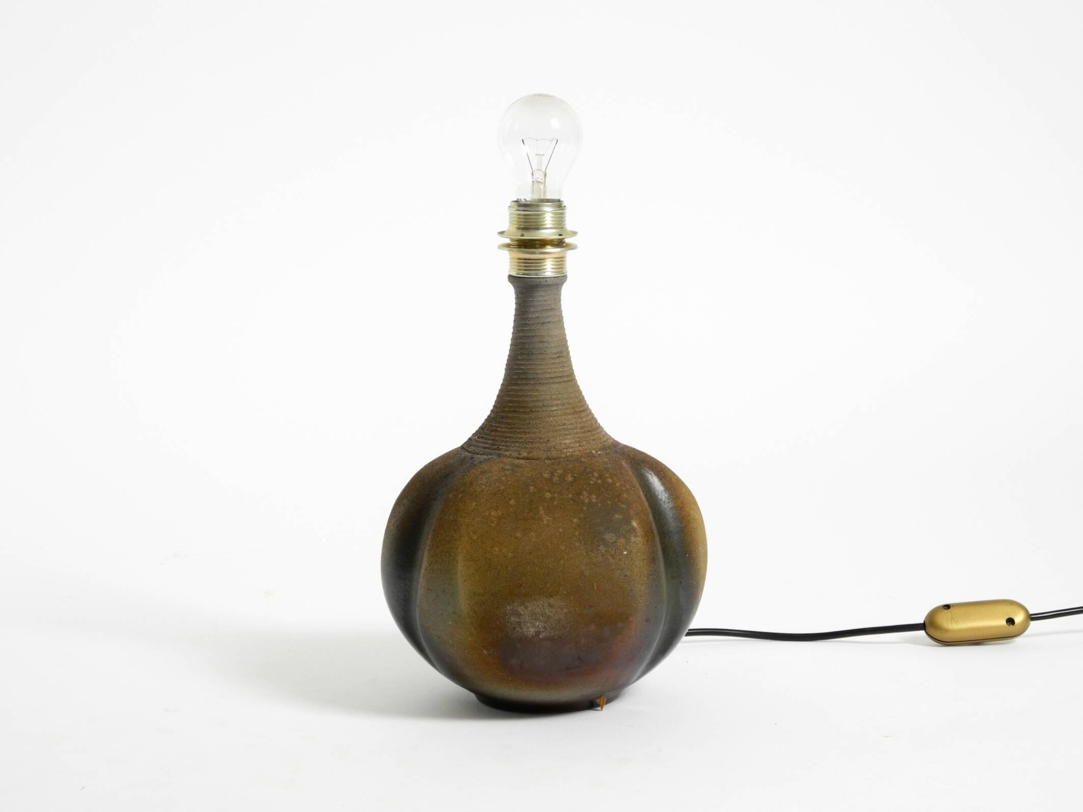 Très belle lampe de table en céramique des années 1960 avec abat-jour en tissu d'origine.