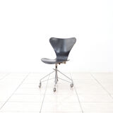 Chaise pivotante Arne Jacobsen "3117" de Fritz Hansen