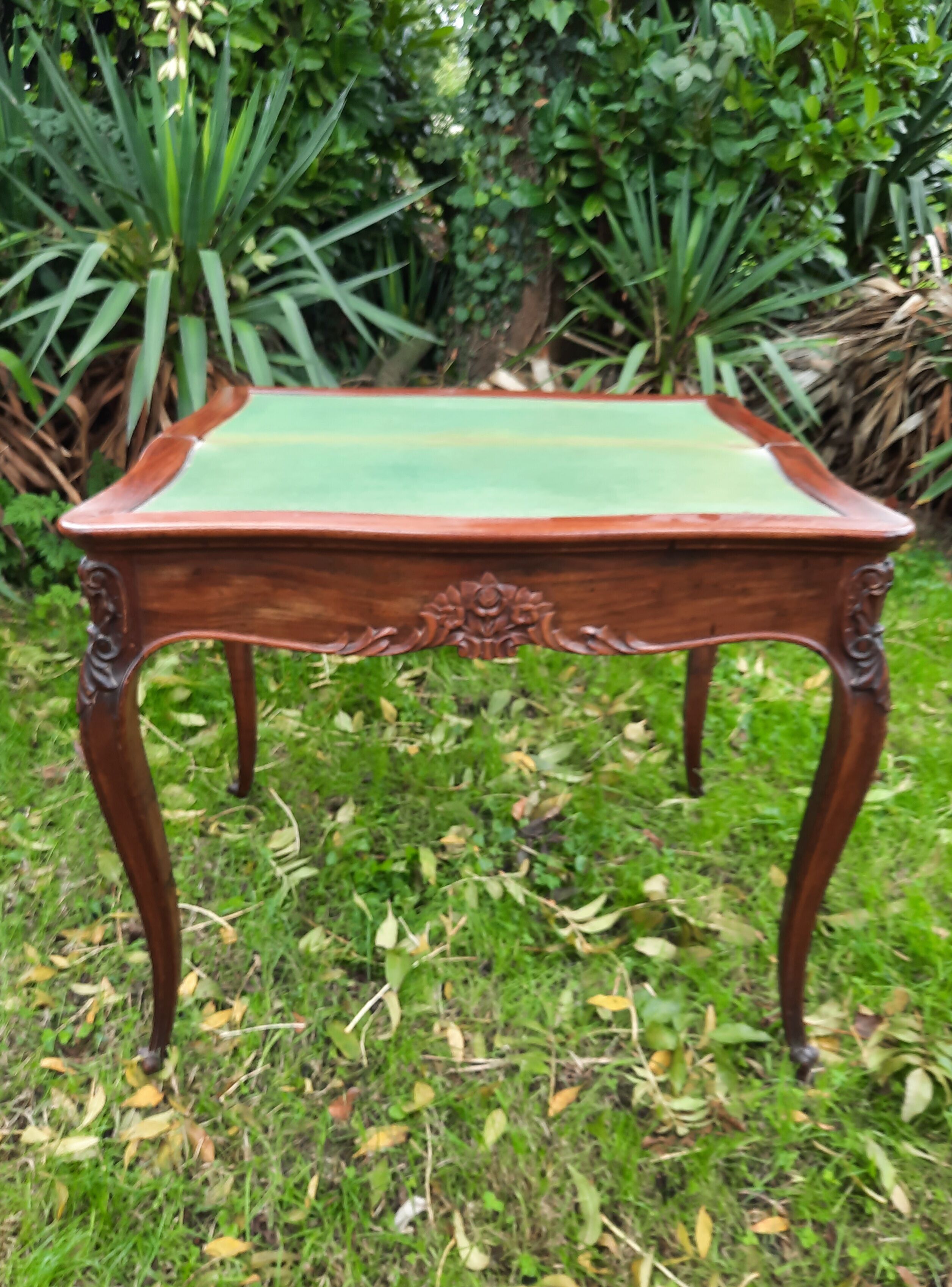 Table à jeu style Louis XV en acajou