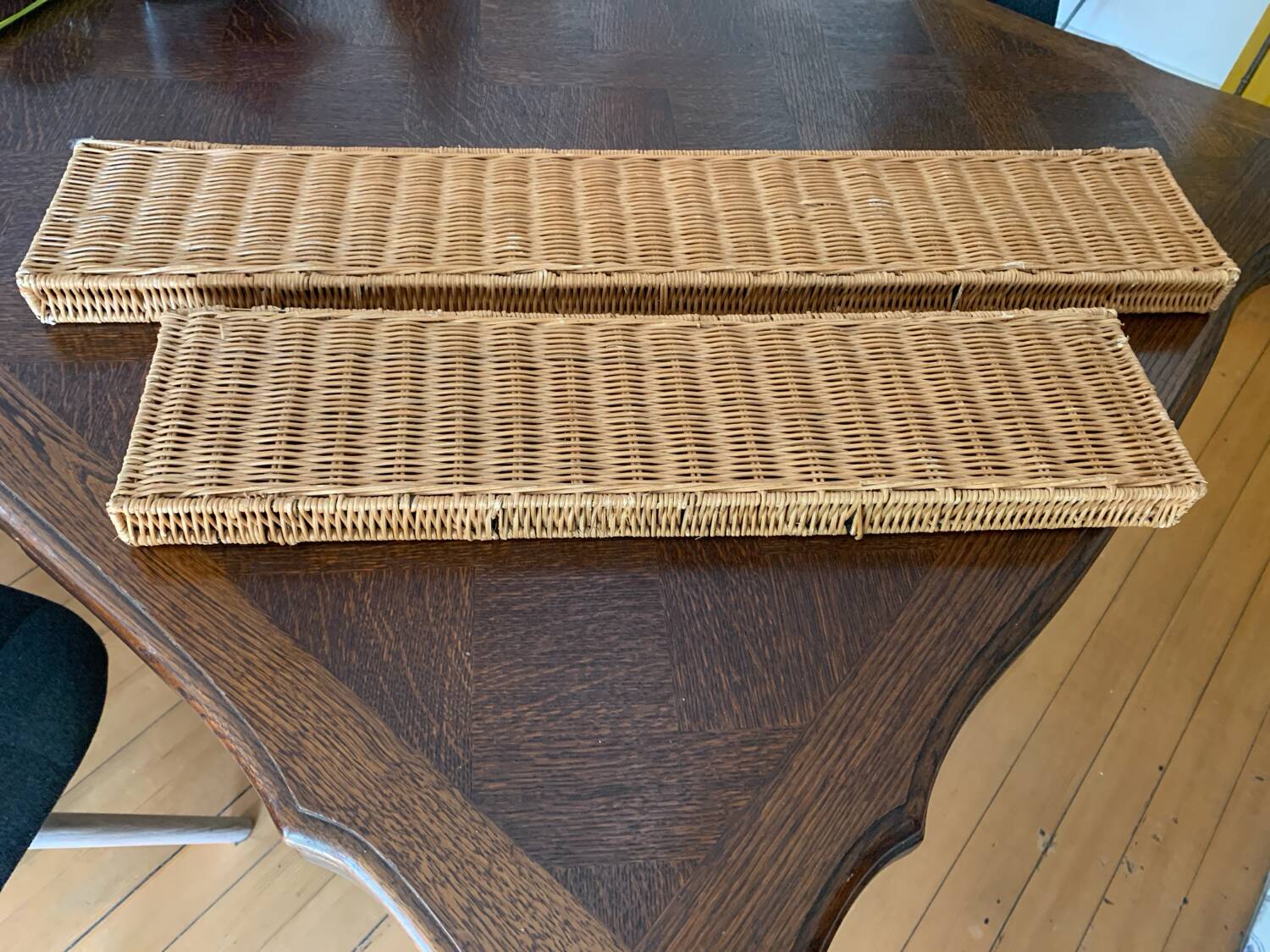 Set of 2 wicker shelves