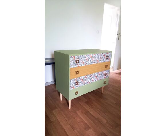Chest of drawers with spindle feet