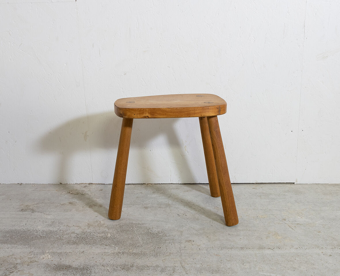 Tabouret tripode en orme