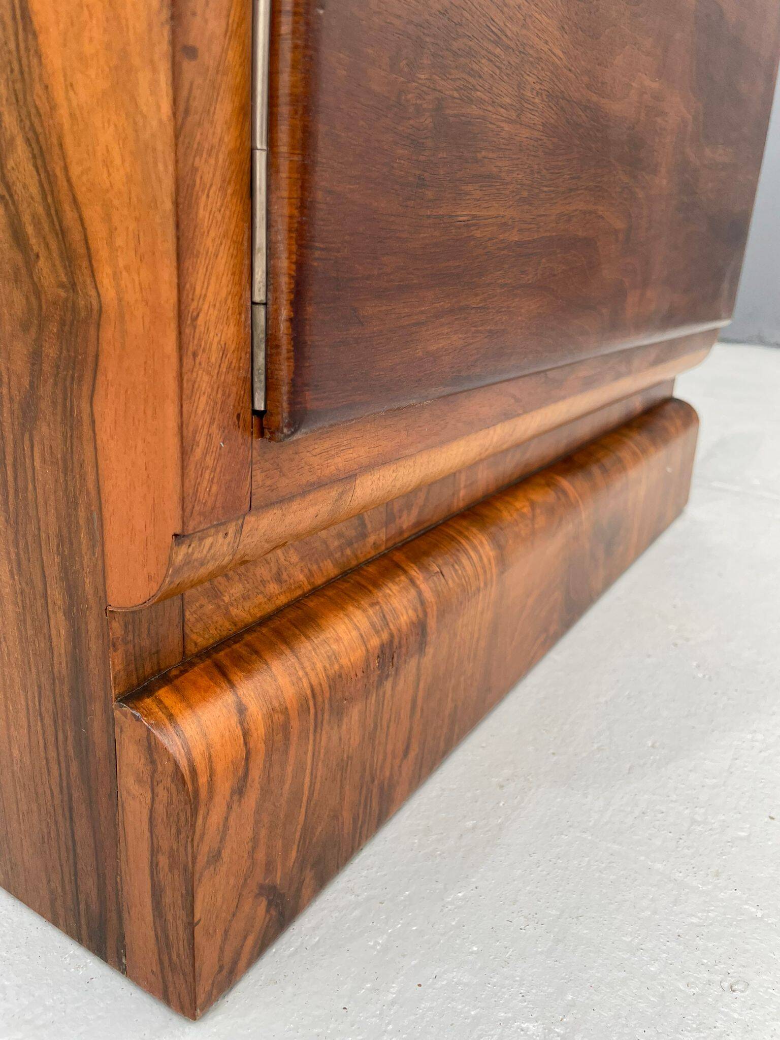 Armoire Art Déco restaurée avec étagères, placage de noyer, Tchécoslovaquie, années 1930