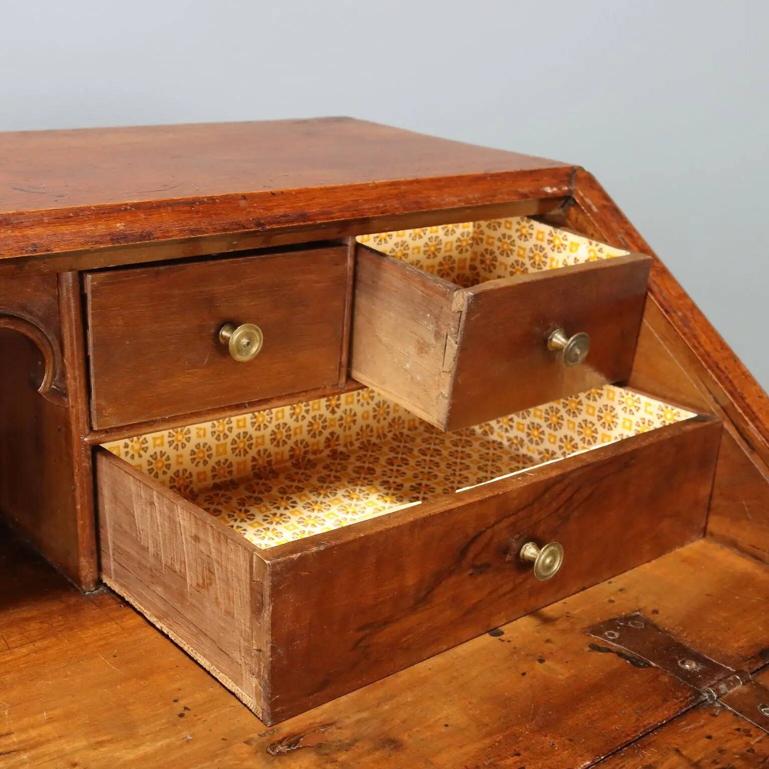 Antique baroque secretary cabinet with a drop-down front in walnut and maple, Italy, 18th century.
