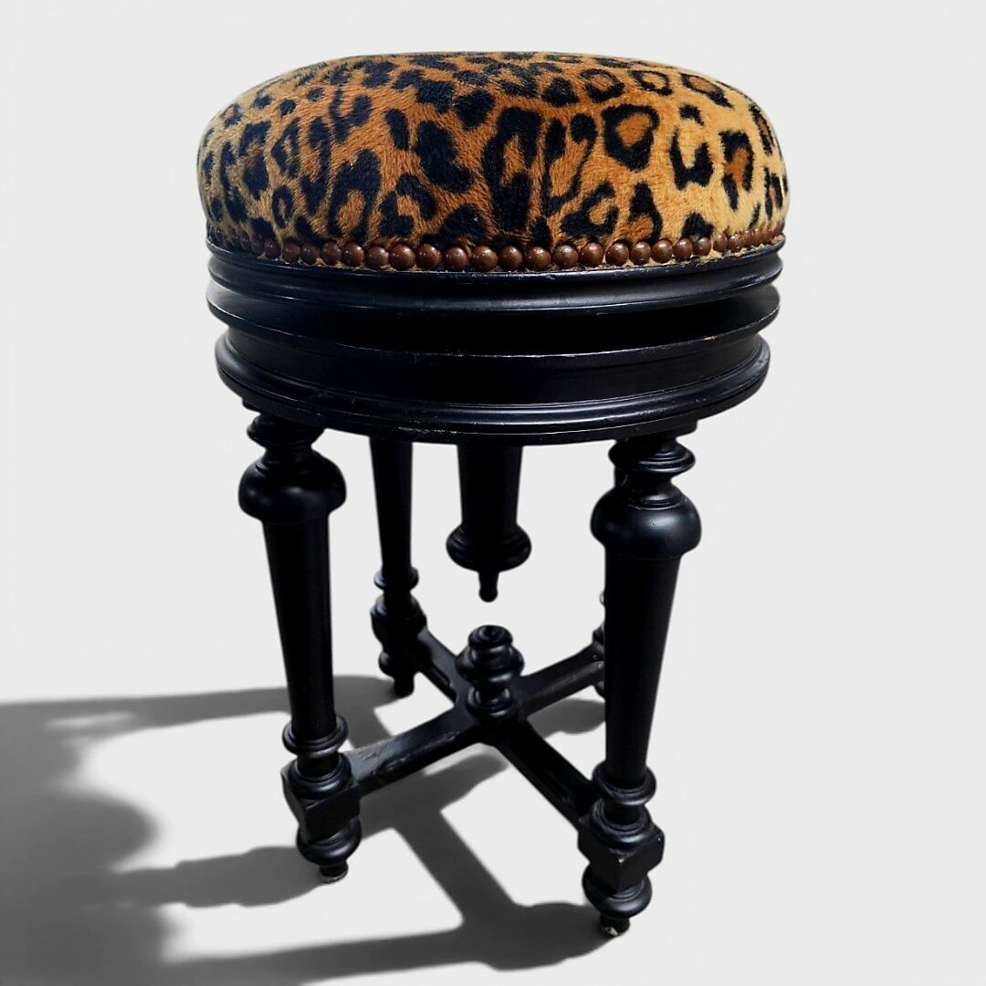 Tabouret de piano Napoléon III en bois noirci – Assise Léopard