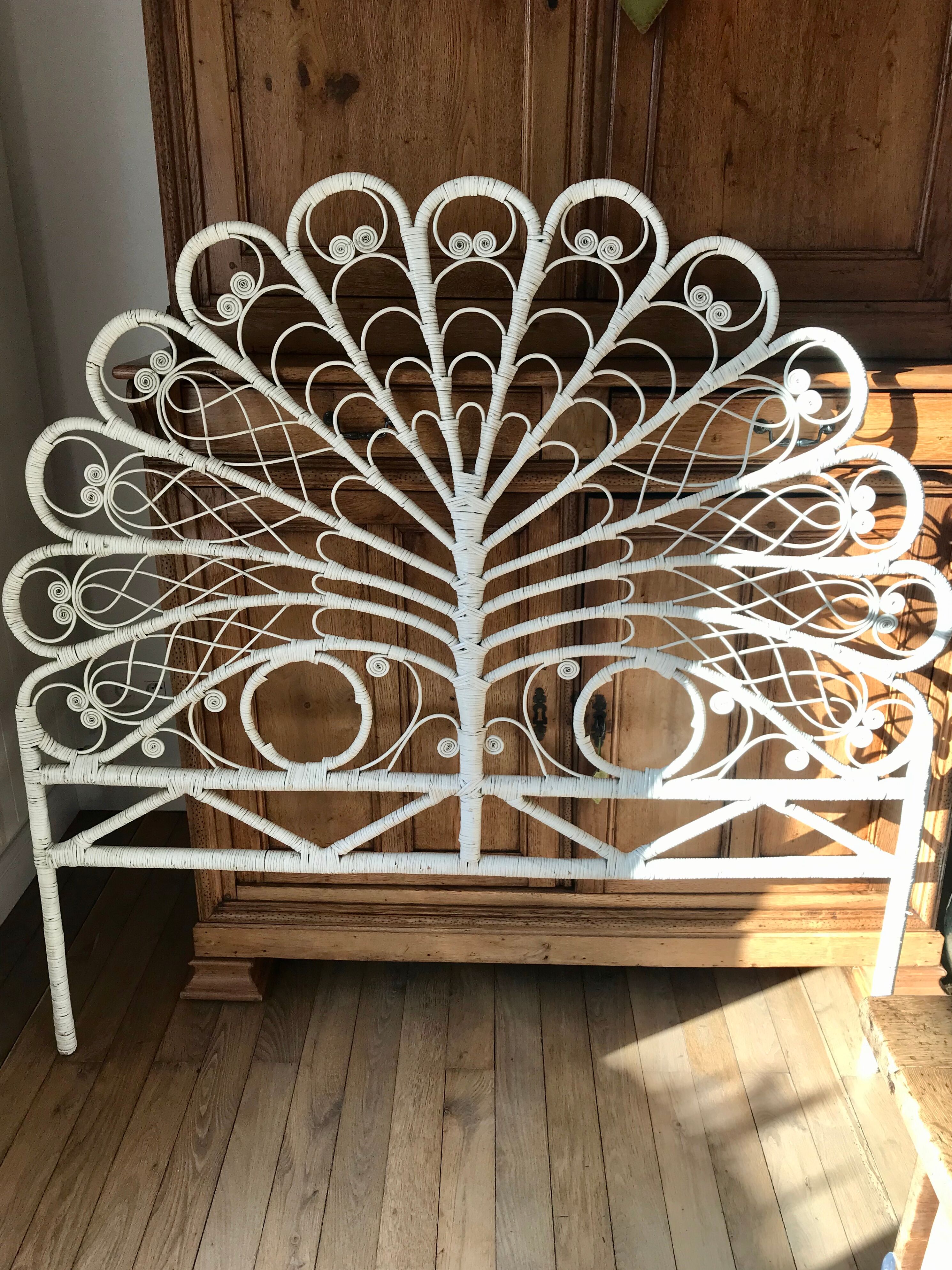 Rattan headboard & white wicker peacock tail décor 50-60s