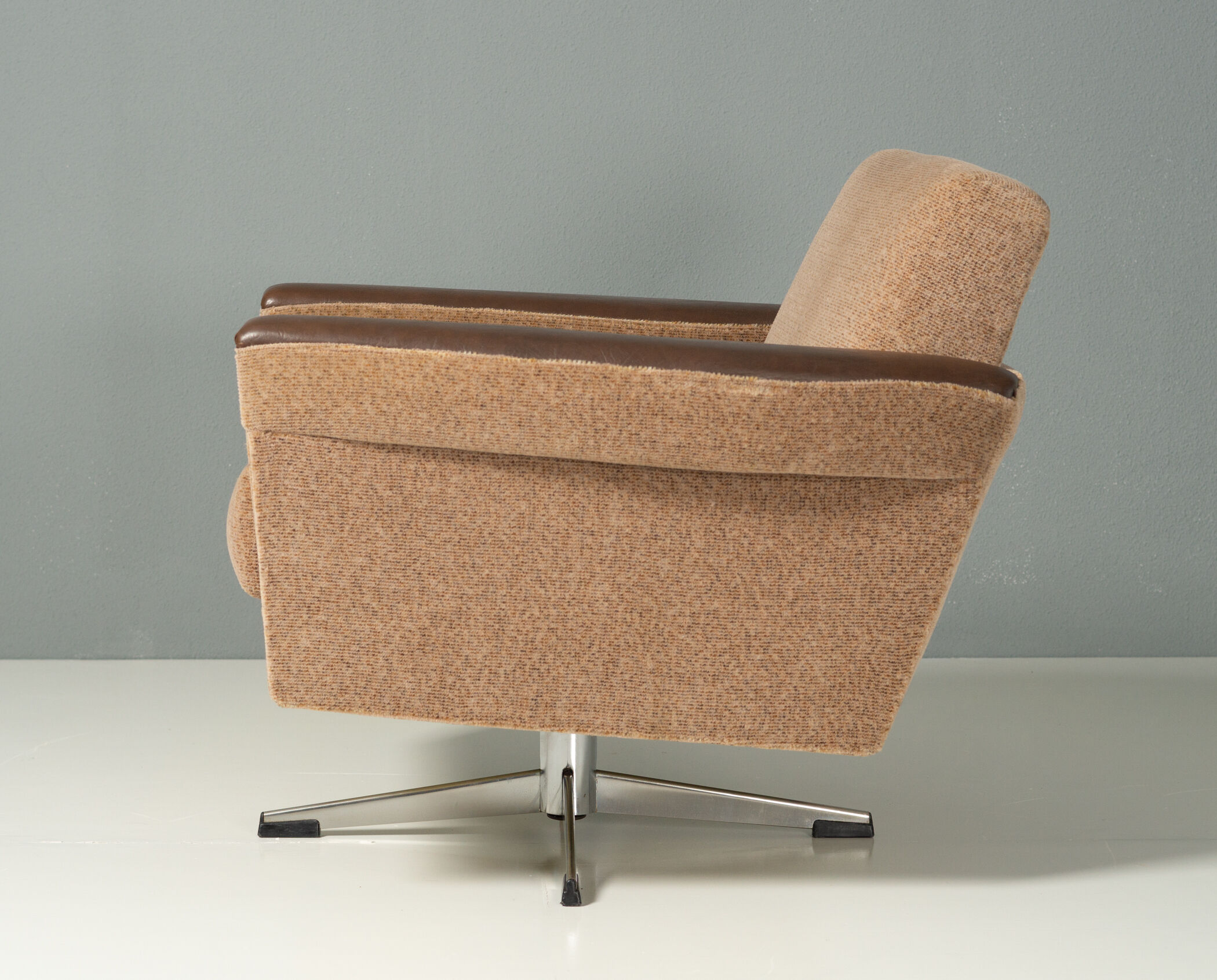 Fauteuils et canapé pivotants space age années 1970