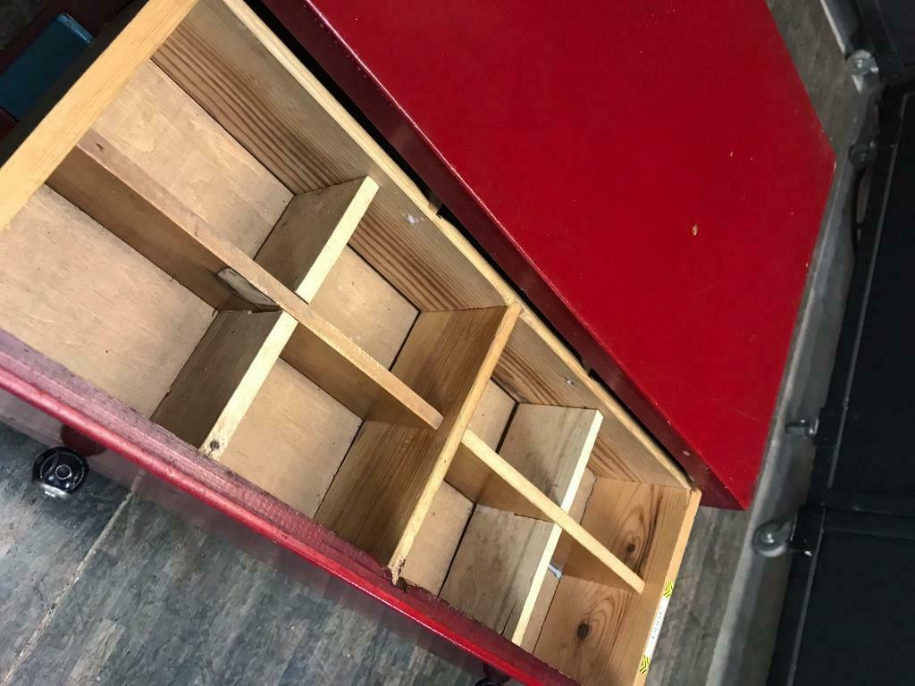 Commode vintage placard