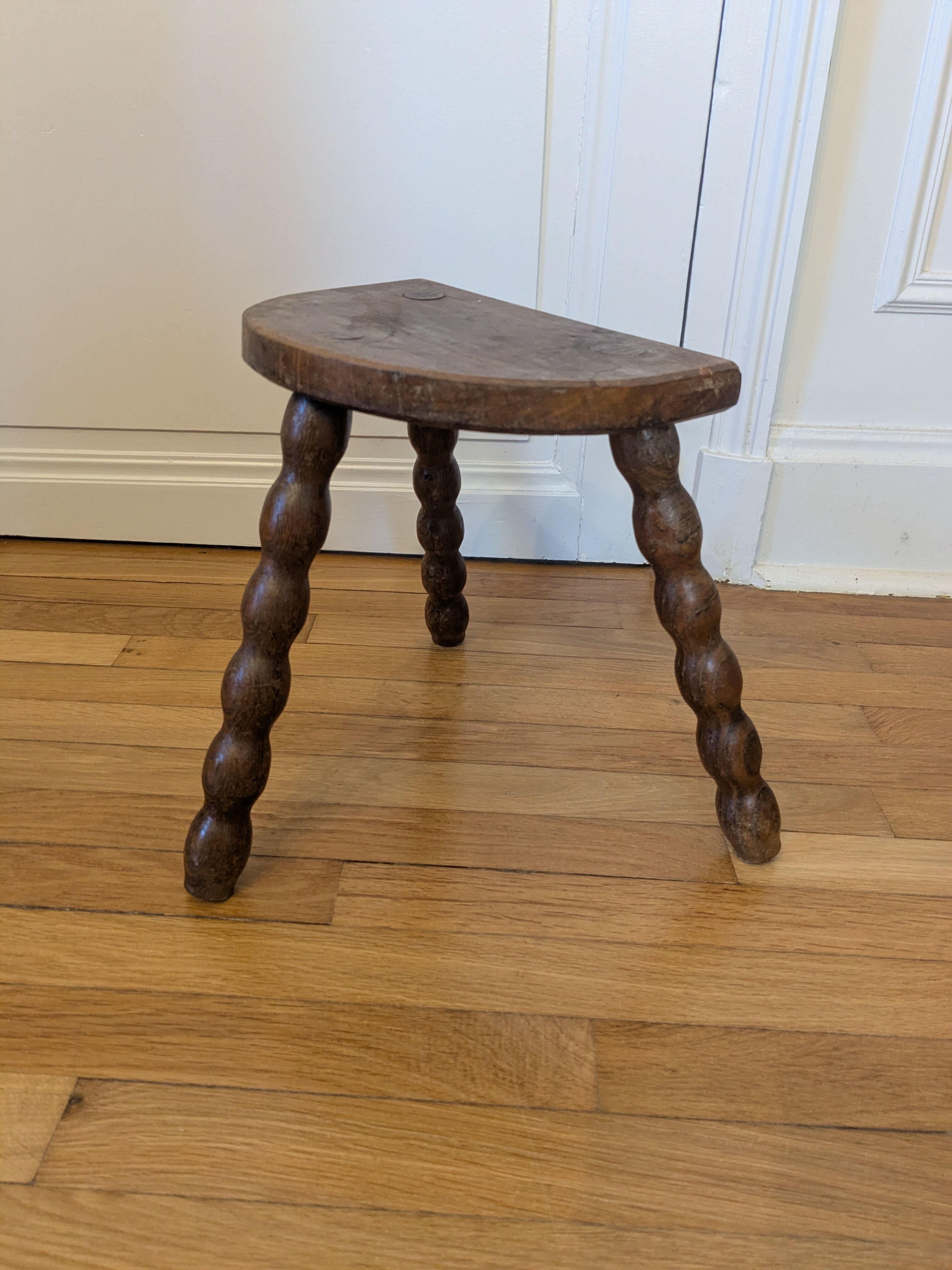 Tabouret tripode