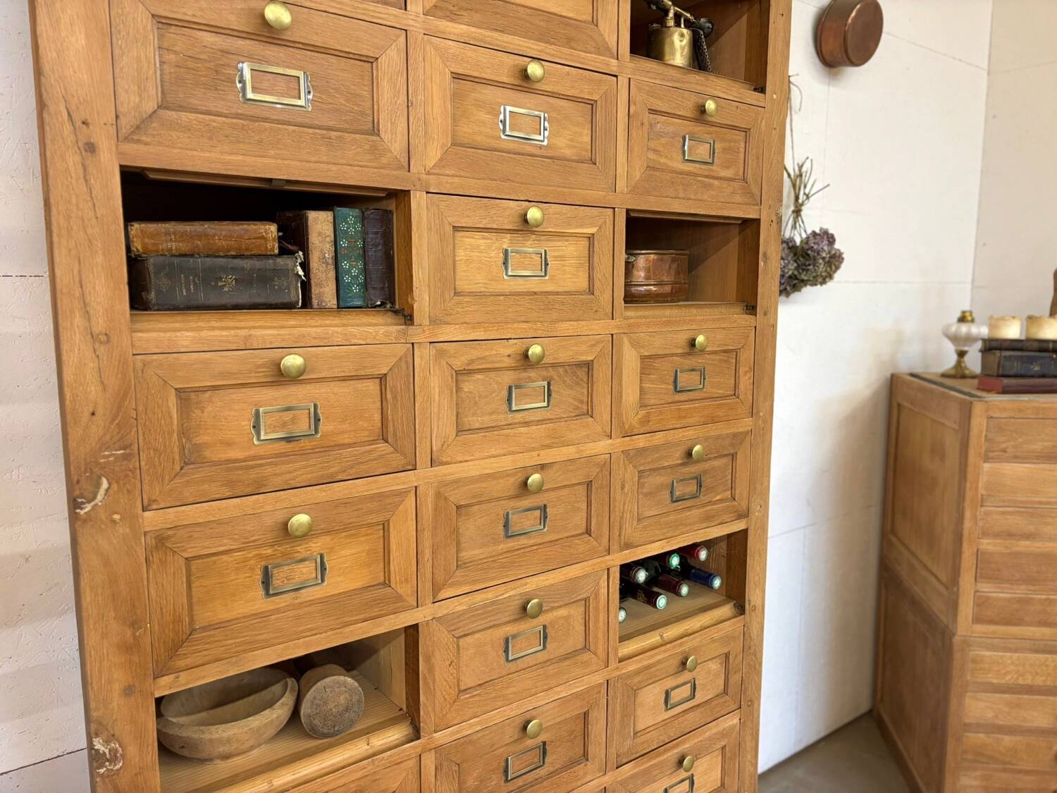 Notary cabinet with drawers