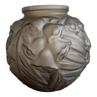 vase boule Art déco en verre dépoli.
