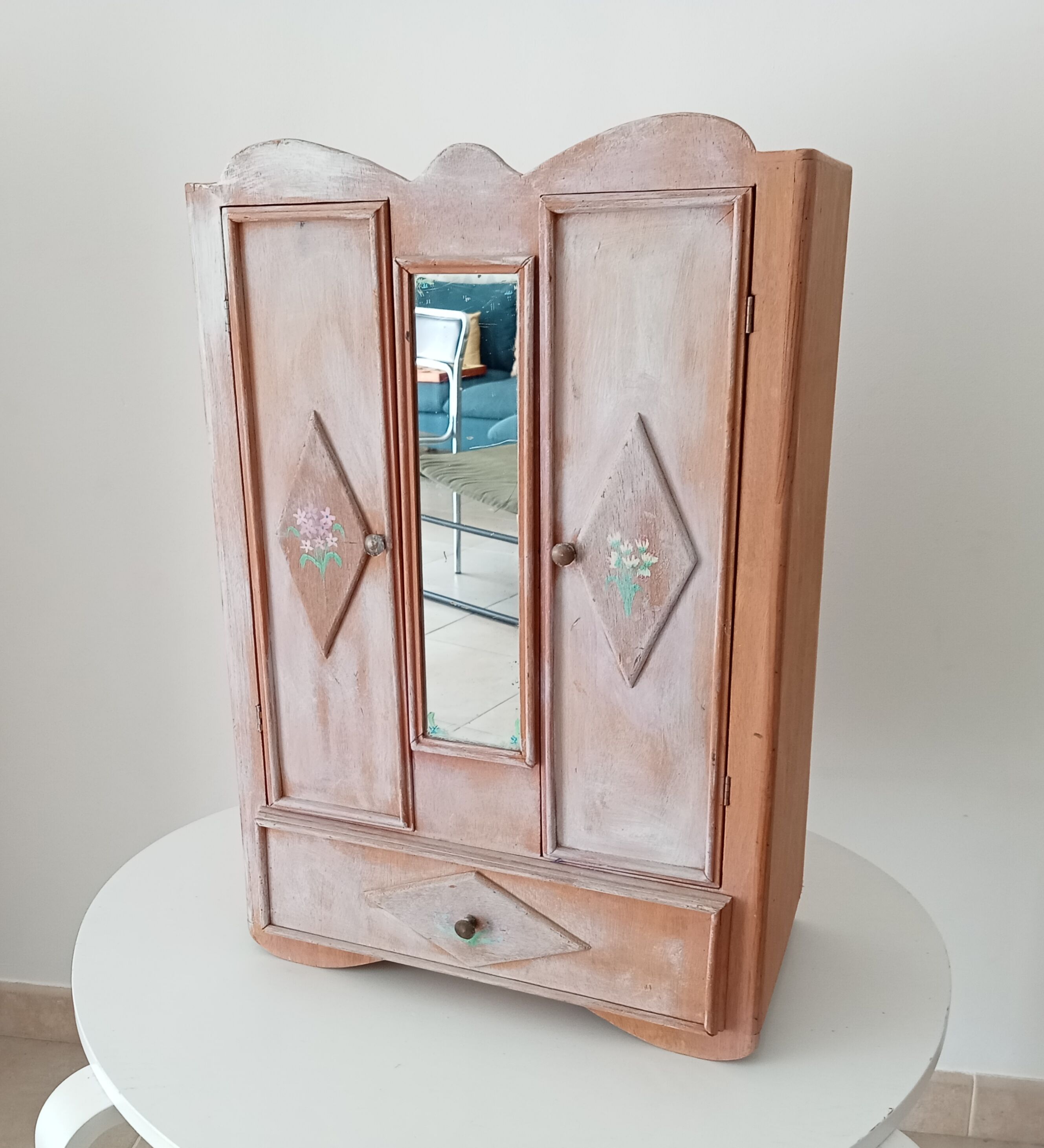 Art Deco doll cabinet 50s