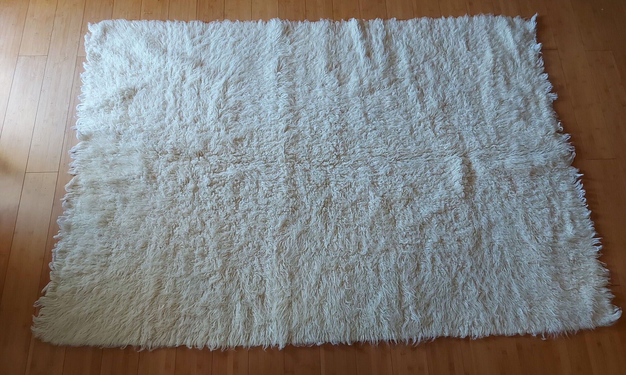 LARGE WHITE CARPET WITH LONG HAIR - PURE WOOL - 156 X 220 CM - VINTAGE