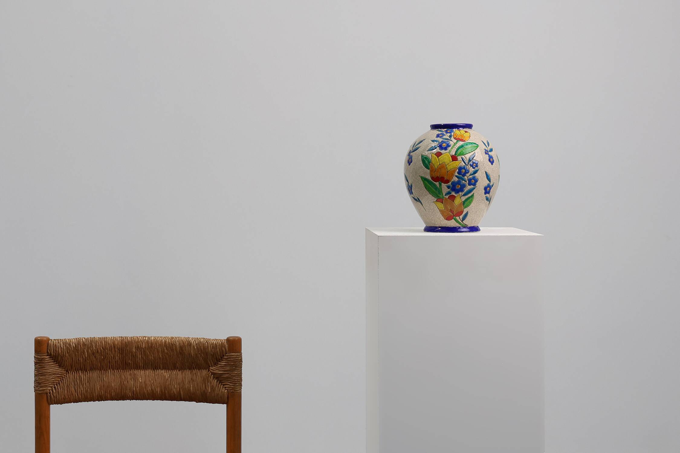 Vase Boch Keramis par Catteau, à décor floral polychrome, Belgique, années 1930