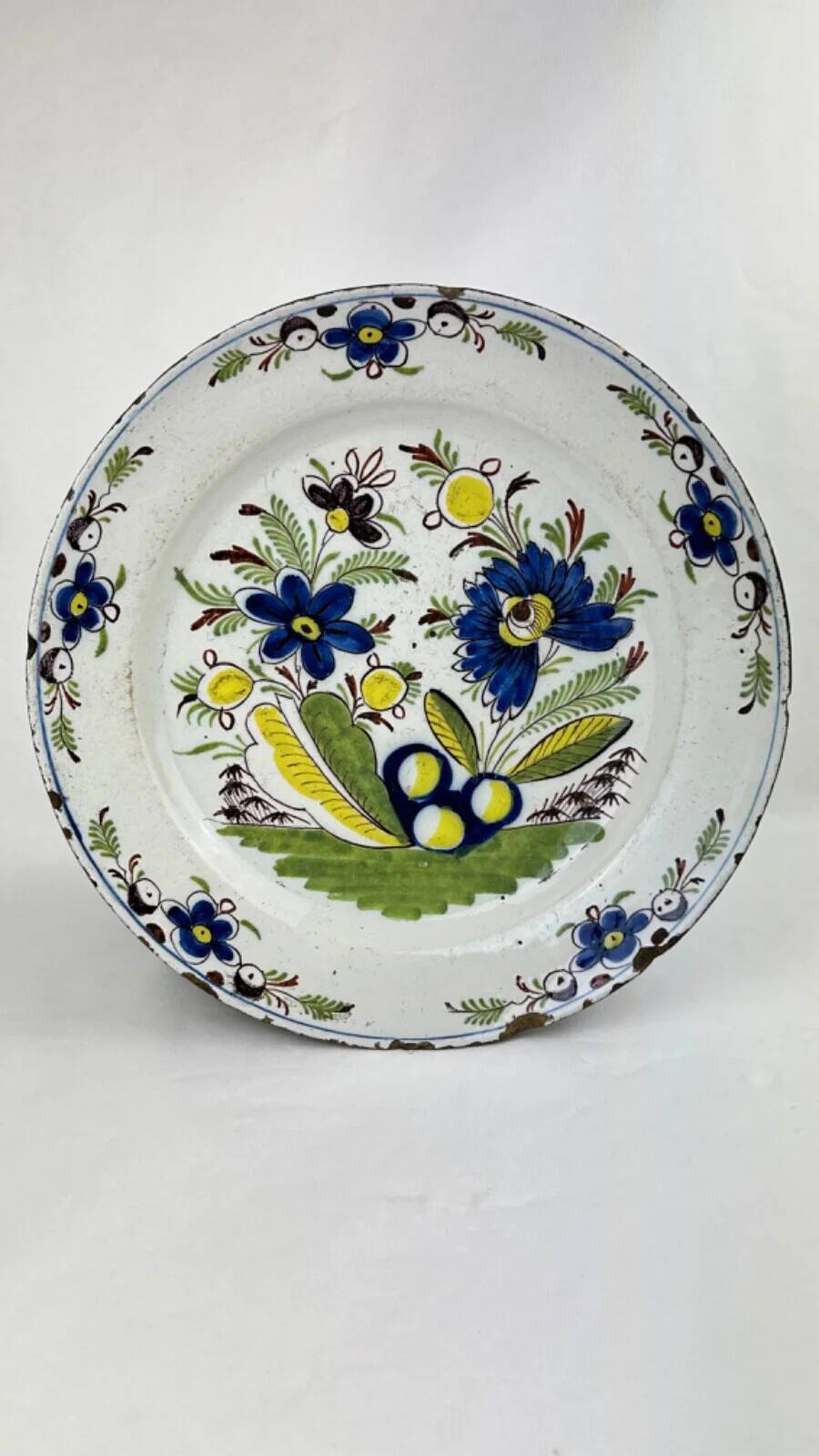 Delftware plate in white and blue with floral decoration, 18th century, Ø 36.5 cm
