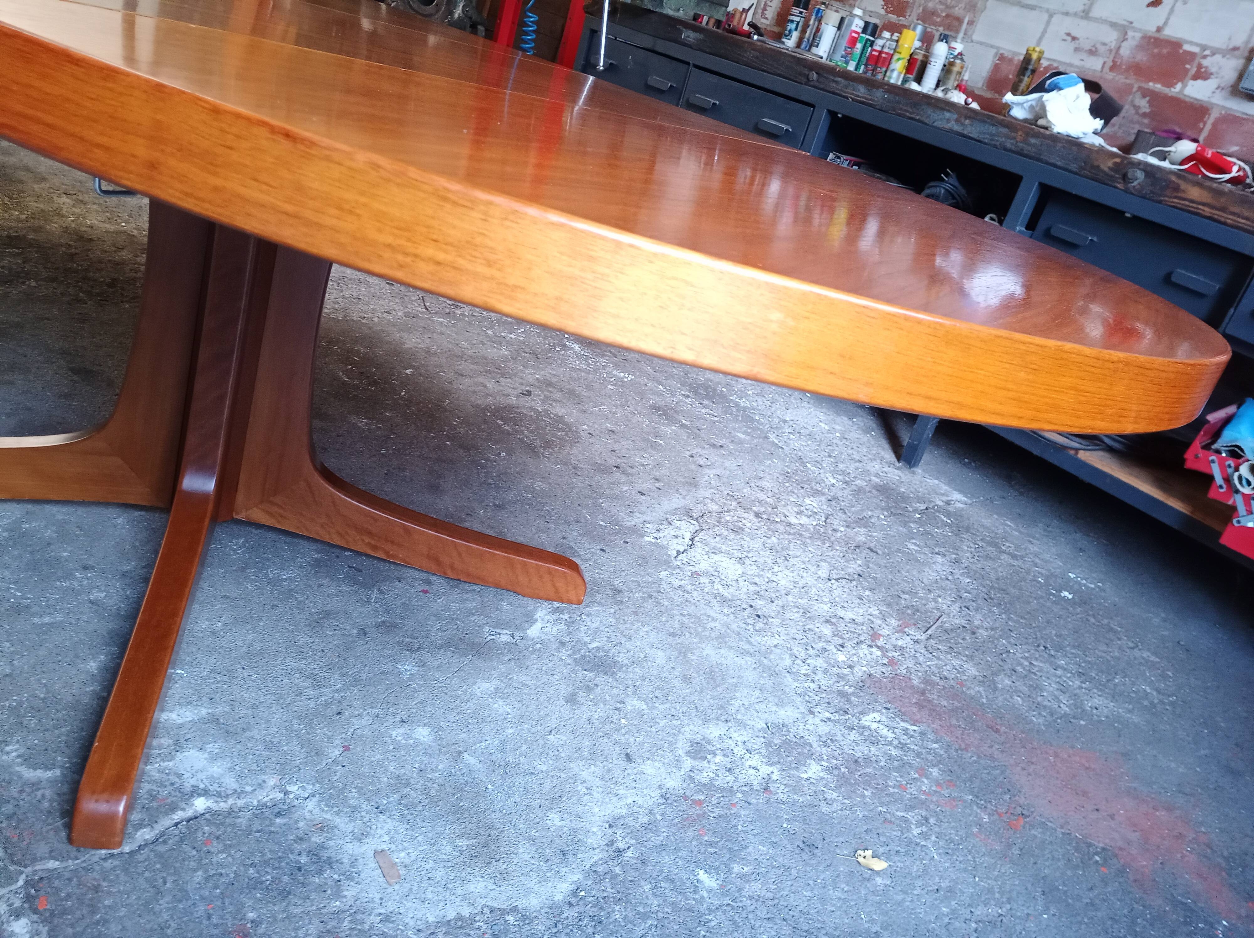 Scandinavian extending table