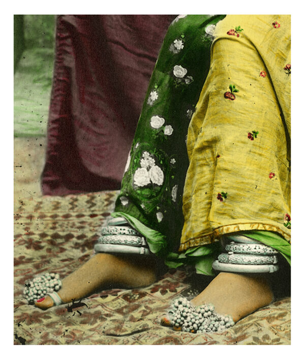 Portrait d’une jeune femme, Rajasthan vers 1920, photographie ancienne colorée