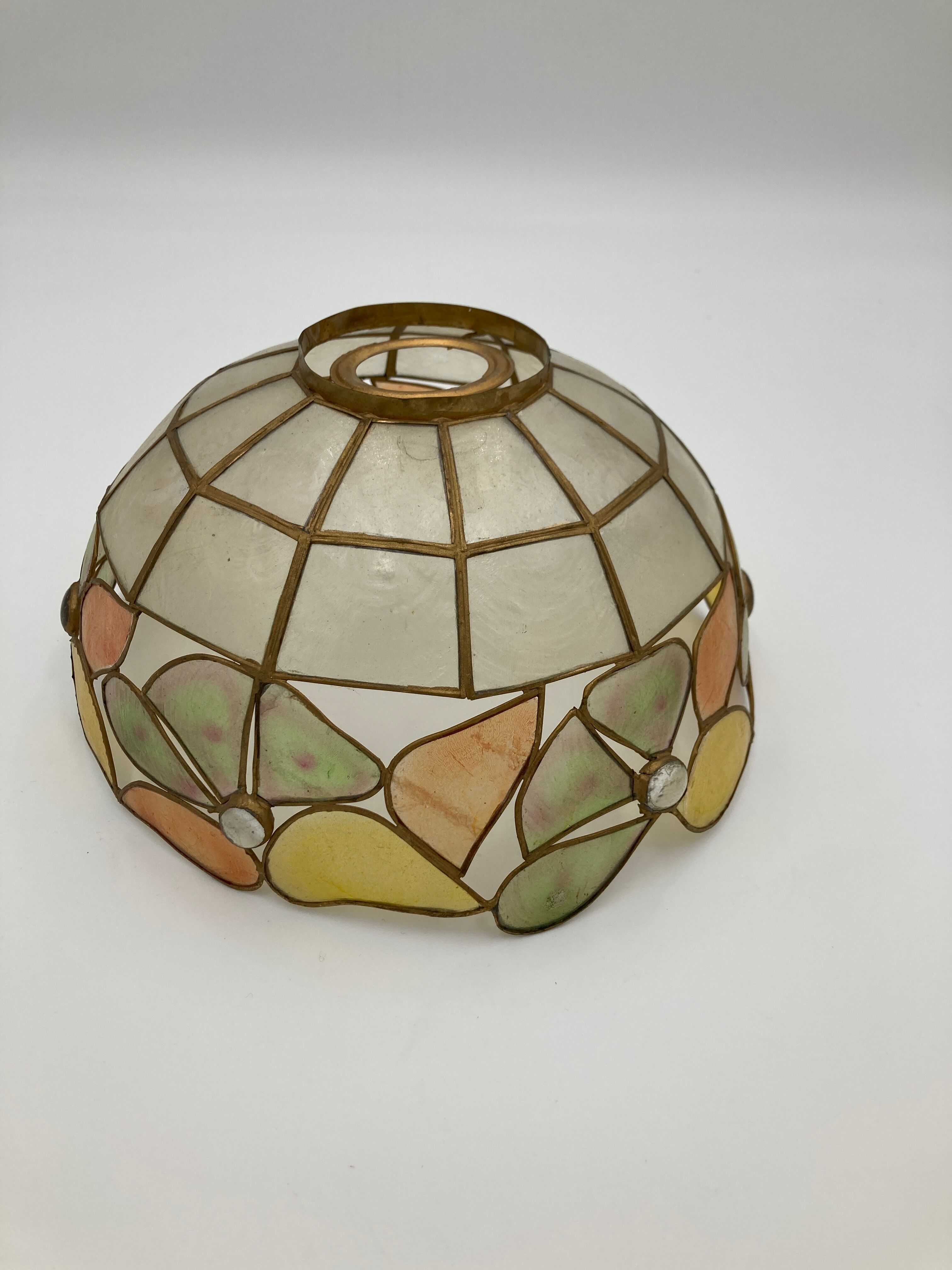 Suspension in mother-of-pearl flowers