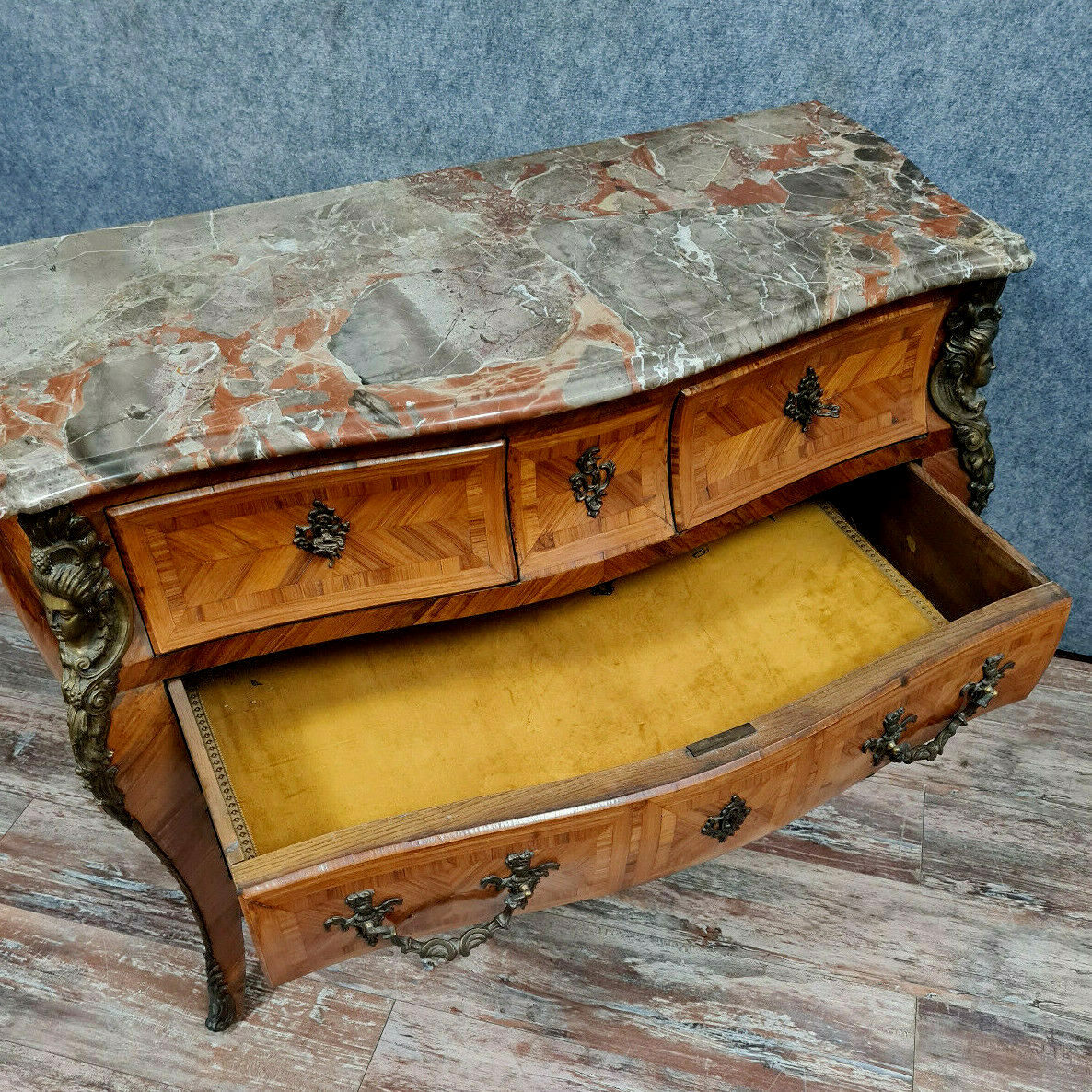 Commode Louis XV galbée a décors aux espagnolettes vers 1850-1880