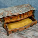 Commode Louis XV galbée a décors aux espagnolettes vers 1850-1880