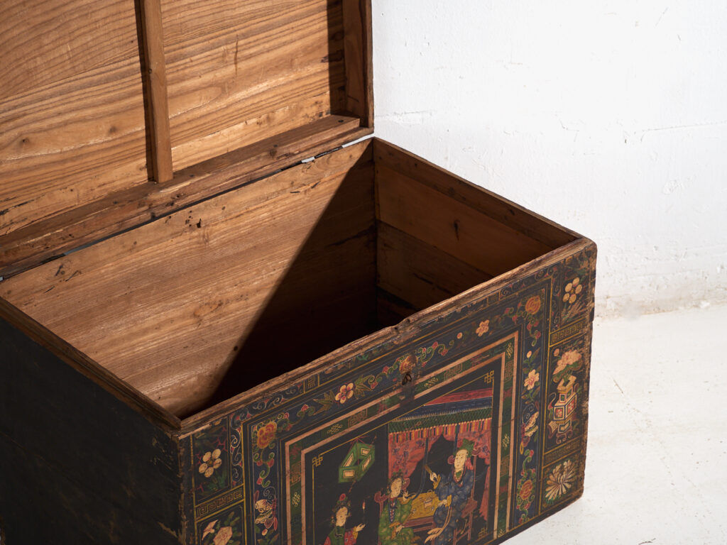 Antique chest painted in pine wood – China, around 1900