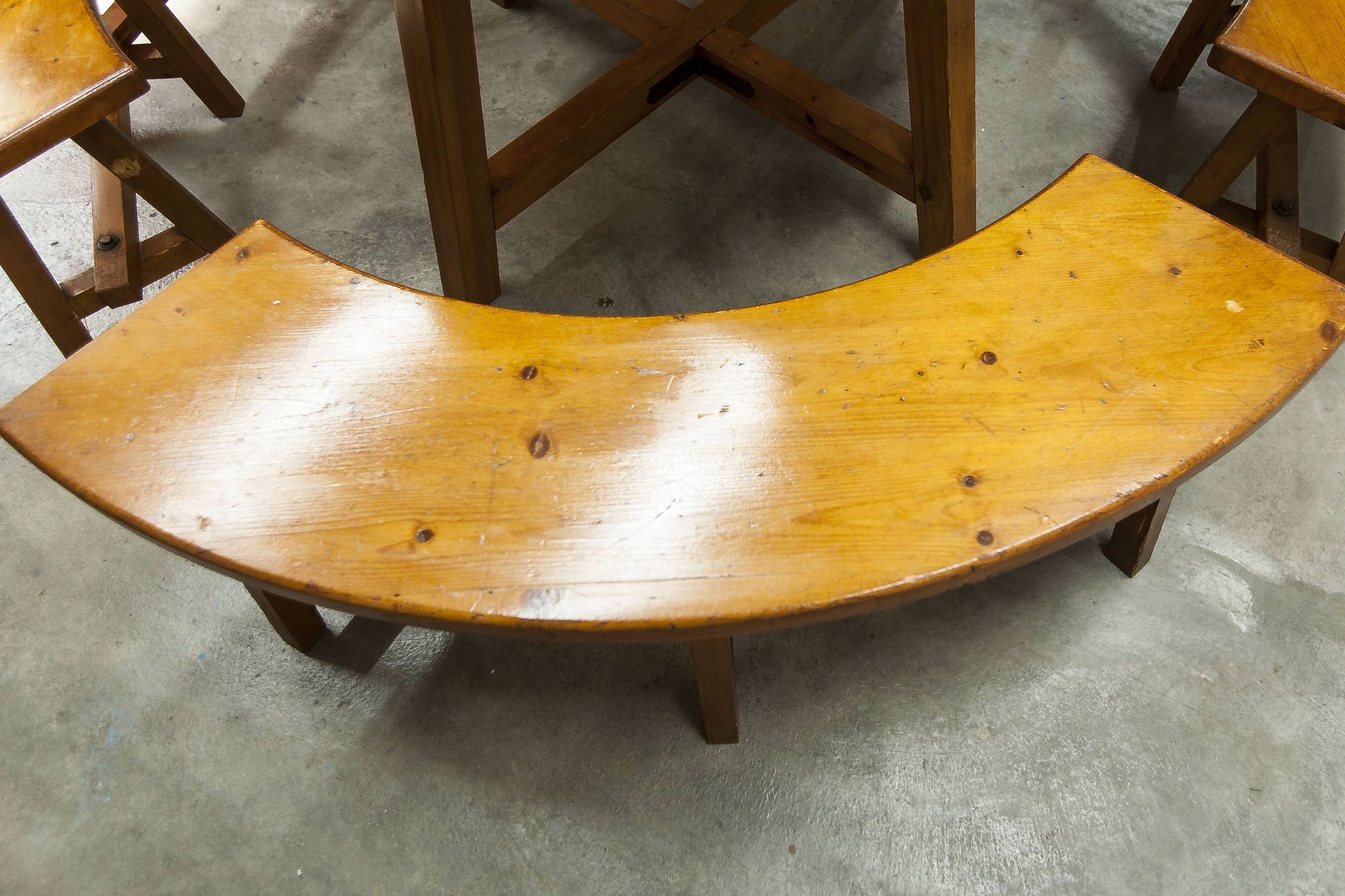 Brutalist ensemble round table 113cm and its 4 rounded stools 1960