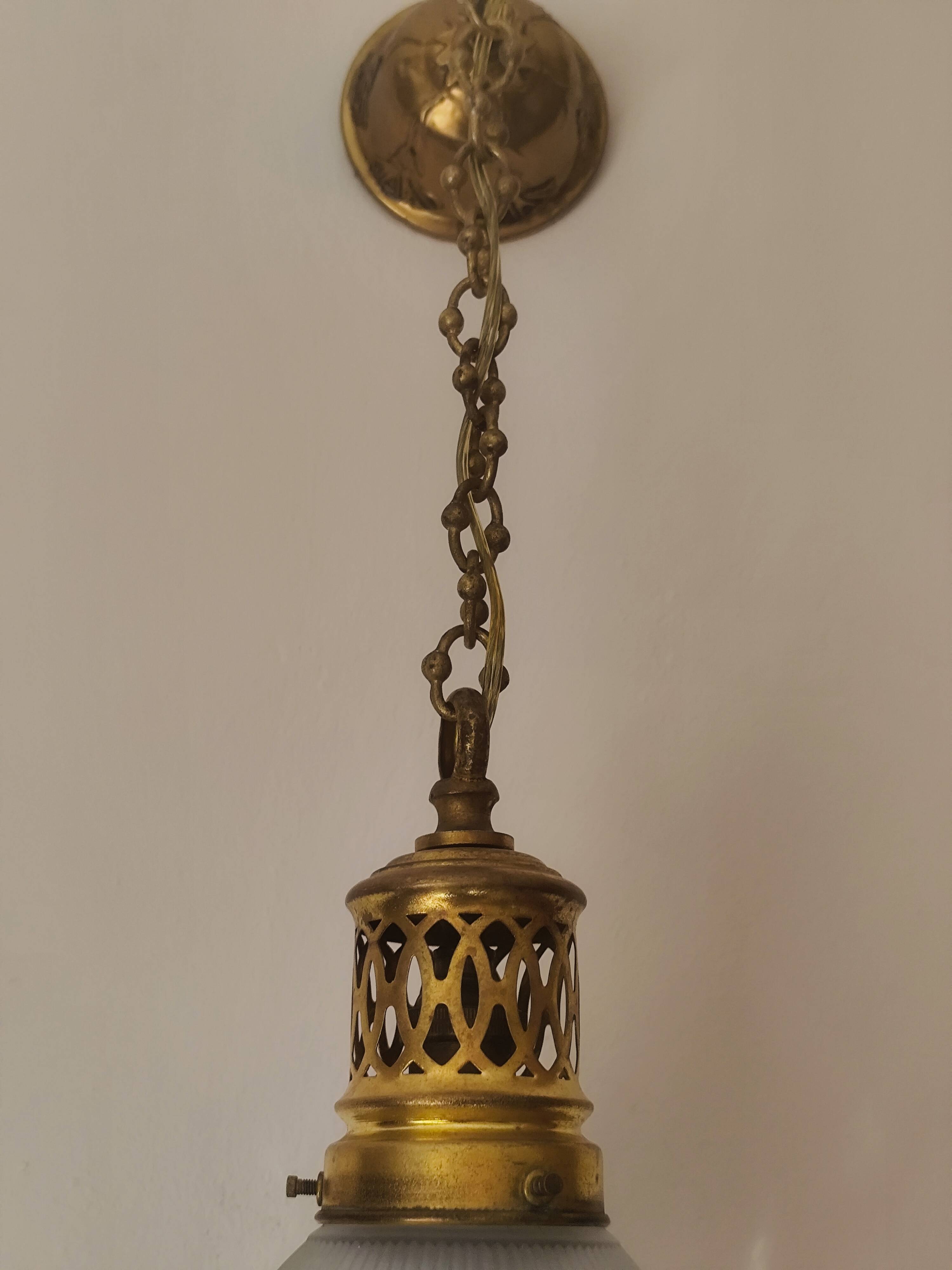 Suspension  de style art nouveau 1900 en laiton - tulipe en verre dépoli